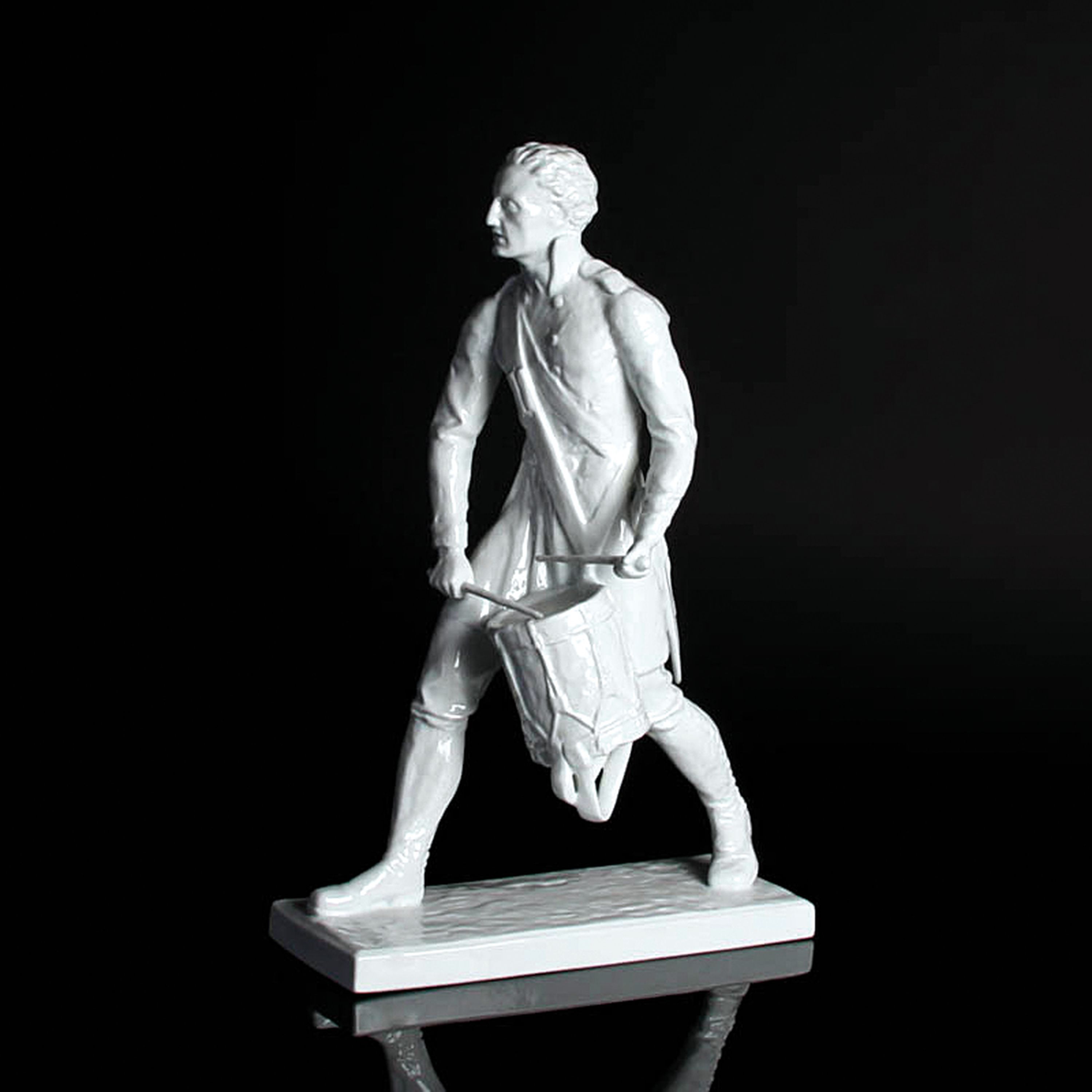 Porzellanfigur Trommler Lützower Regiment, Schwarzburger Werkstätten, Entw. W. Schmarje , Weißporzellan, monogrammiert, H. 42 cm