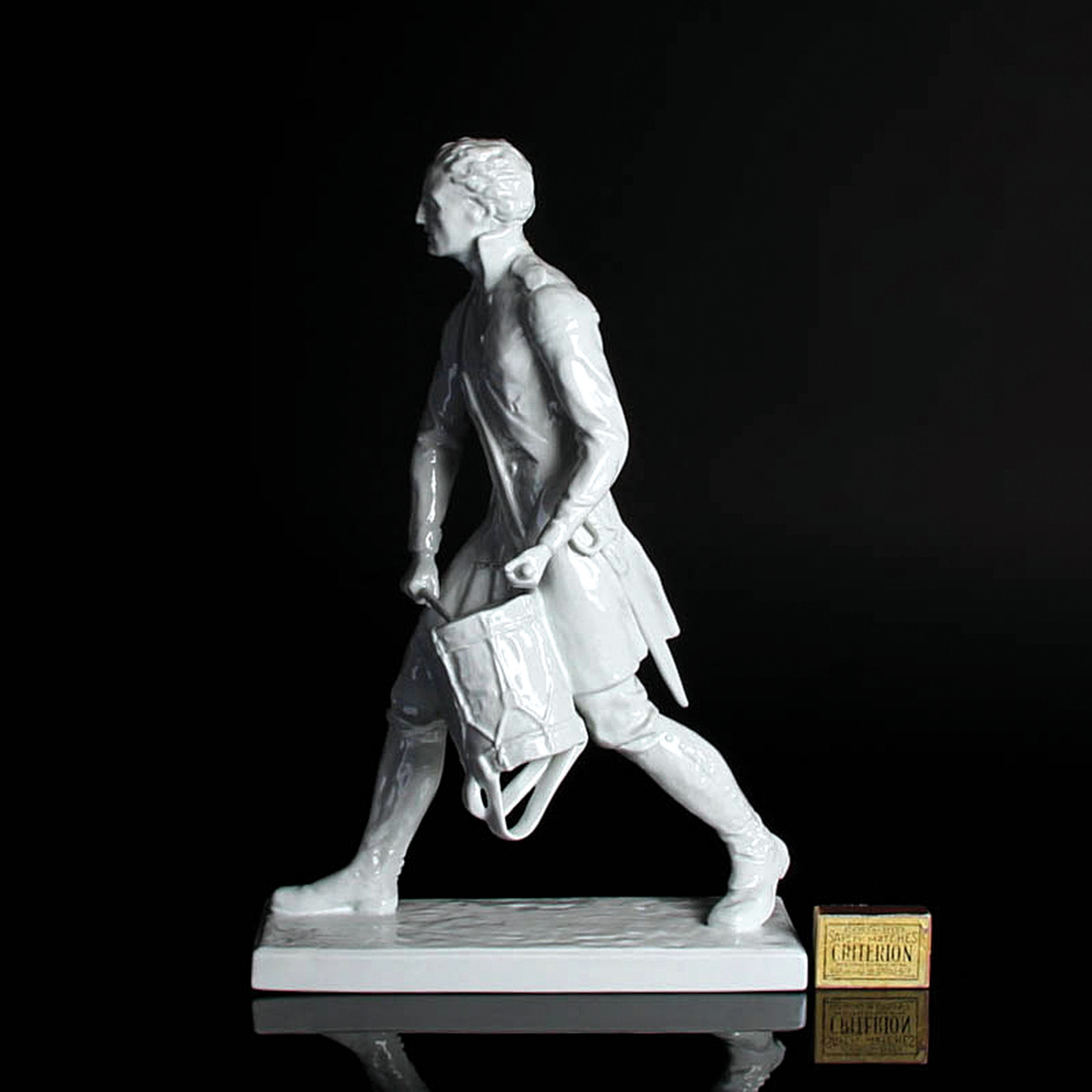 Detail a: Porzellanfigur Trommler Lützower Regiment, Schwarzburger Werkstätten, Entw. W. Schmarje , Weißporzellan, monogrammiert, H. 42 cm