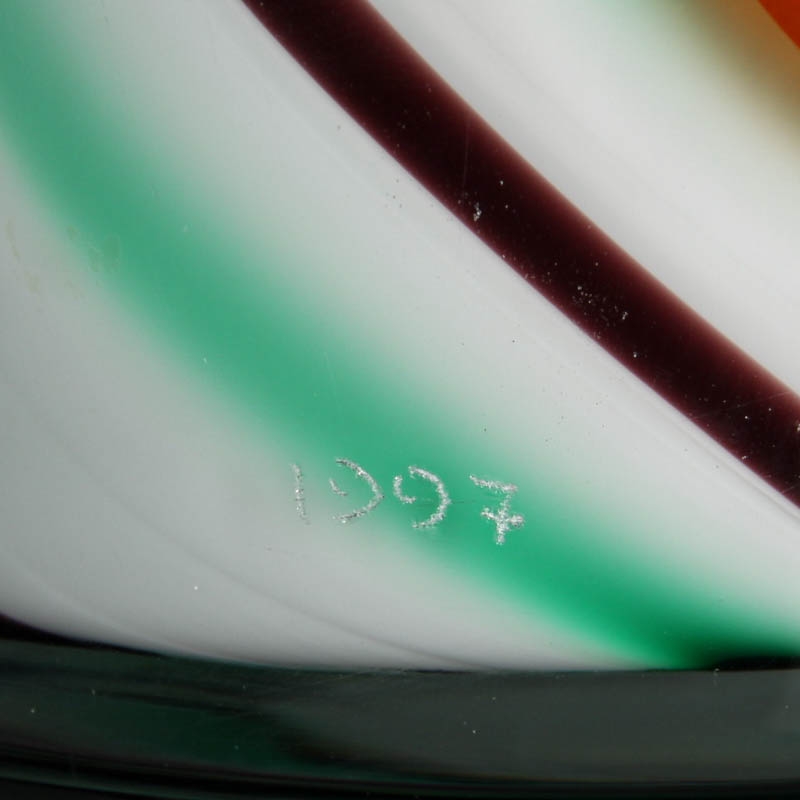 Detail h: Vase von Carlo Moretti (1934-2008), Murano, Unikat, mundgeblasenes Glas mit Kammdekor in grün und braun, opak-weißer Innenüberfang, 2 ...