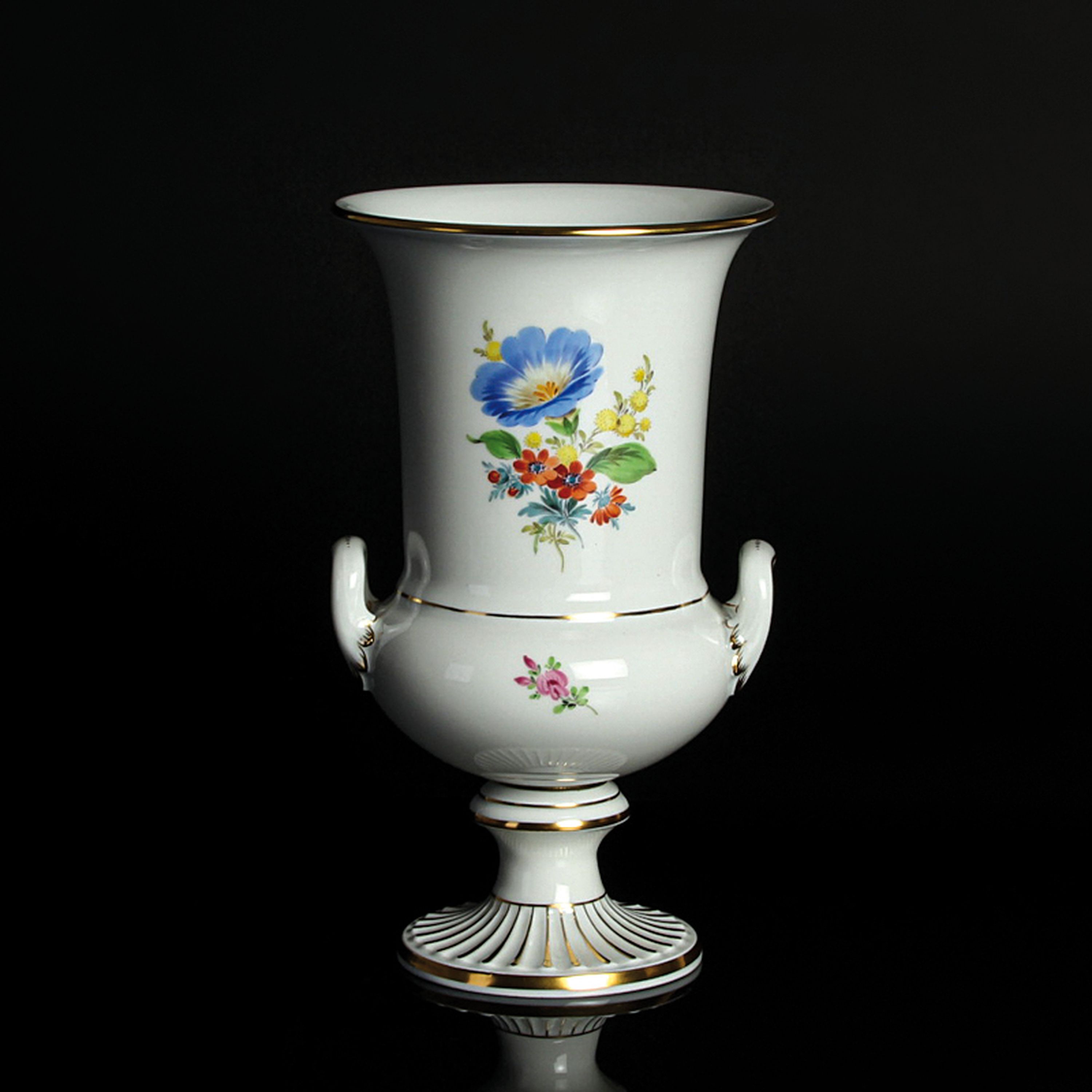 Vase, Meissen, 20. Jh., 1. Wahl, Kratervase, bunt bemalt im Dekor Blume III, Goldstaffage, H. ca. 19.5cm