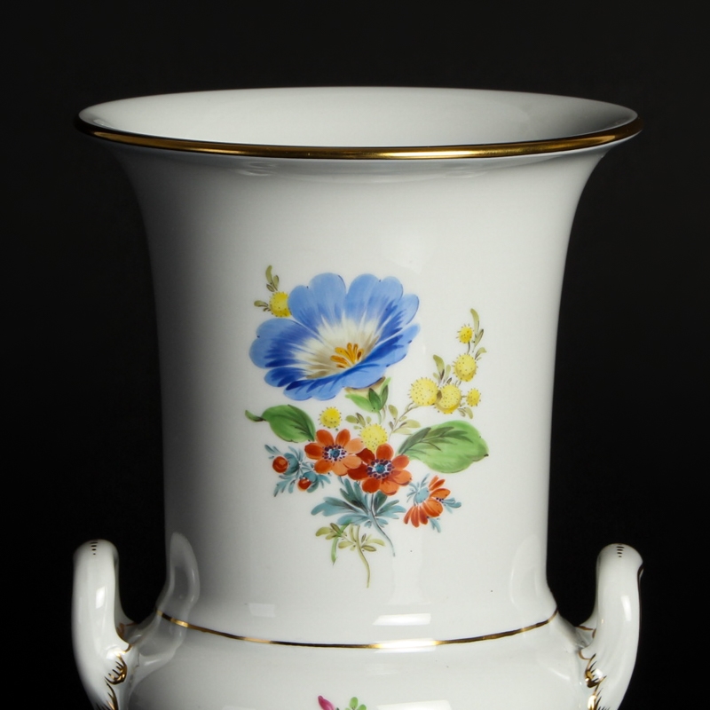 Detail a: Vase, Meissen, 20. Jh., 1. Wahl, Kratervase, bunt bemalt im Dekor Blume III, Goldstaffage, H. ca. 19.5cm