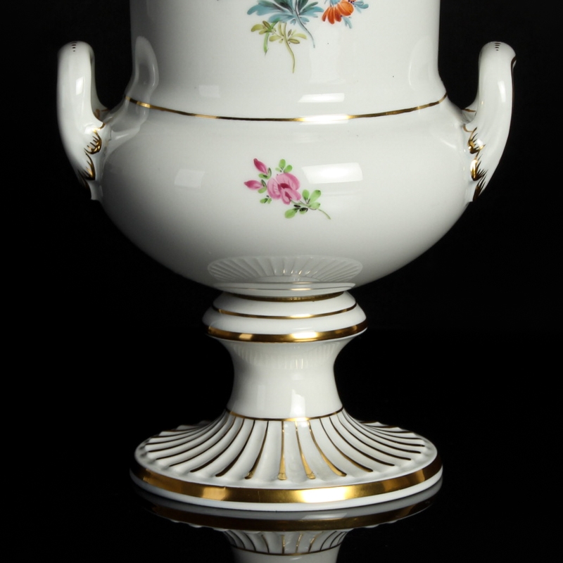 Detail b: Vase, Meissen, 20. Jh., 1. Wahl, Kratervase, bunt bemalt im Dekor Blume III, Goldstaffage, H. ca. 19.5cm
