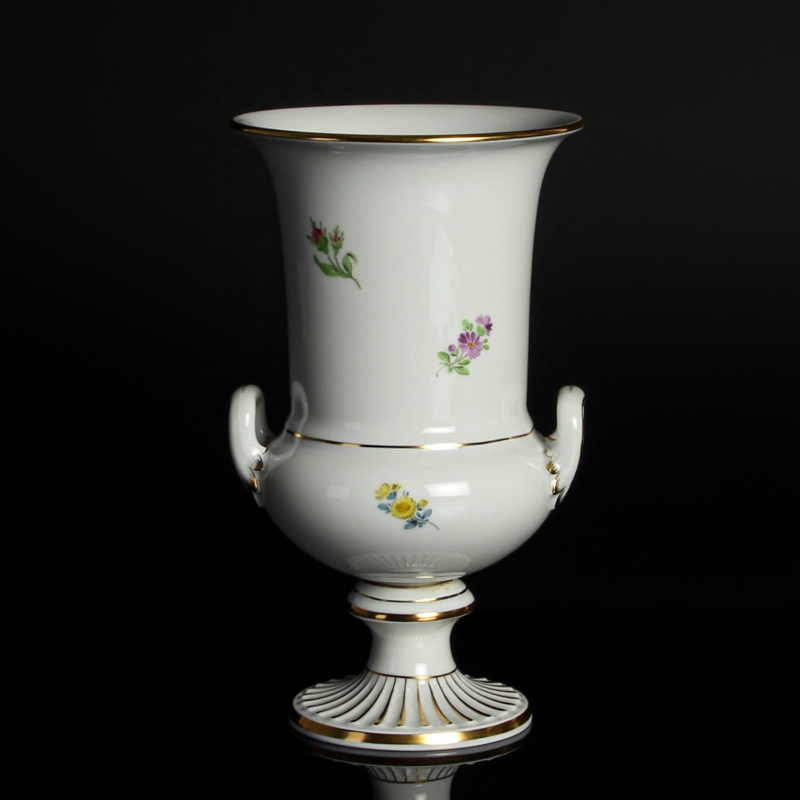 Detail c: Vase, Meissen, 20. Jh., 1. Wahl, Kratervase, bunt bemalt im Dekor Blume III, Goldstaffage, H. ca. 19.5cm