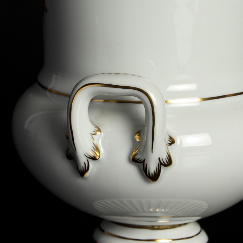 Detail d: Vase, Meissen, 20. Jh., 1. Wahl, Kratervase, bunt bemalt im Dekor Blume III, Goldstaffage, H. ca. 19.5cm