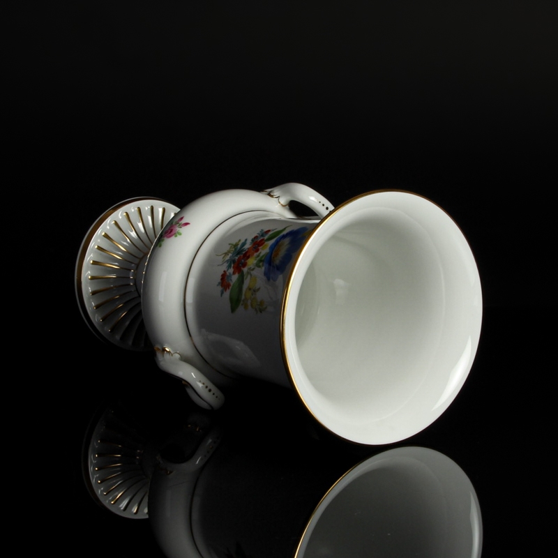 Detail e: Vase, Meissen, 20. Jh., 1. Wahl, Kratervase, bunt bemalt im Dekor Blume III, Goldstaffage, H. ca. 19.5cm
