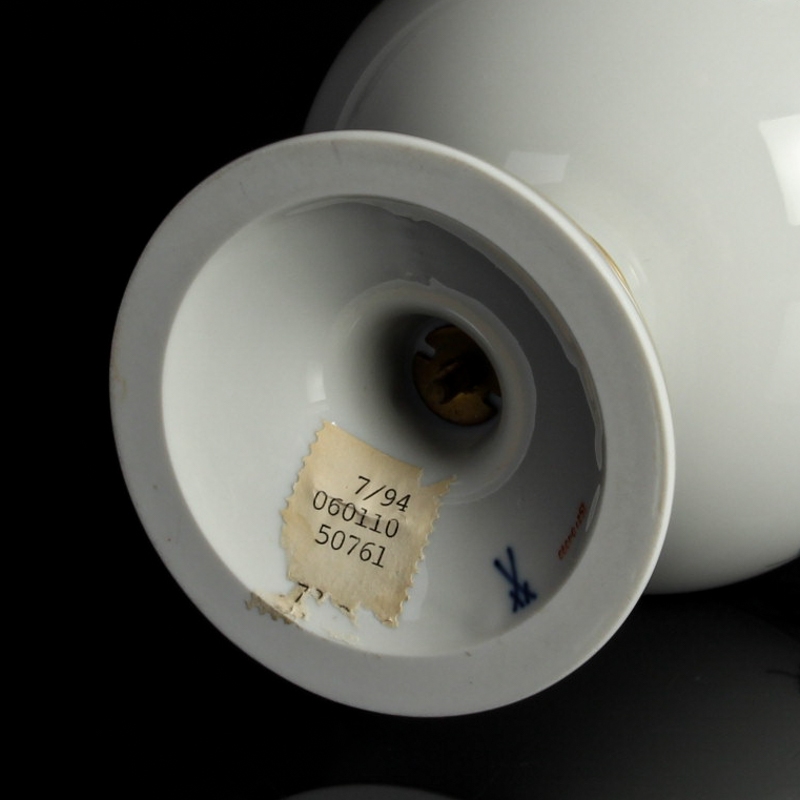 Detail f: Vase, Meissen, 20. Jh., 1. Wahl, Kratervase, bunt bemalt im Dekor Blume III, Goldstaffage, H. ca. 19.5cm
