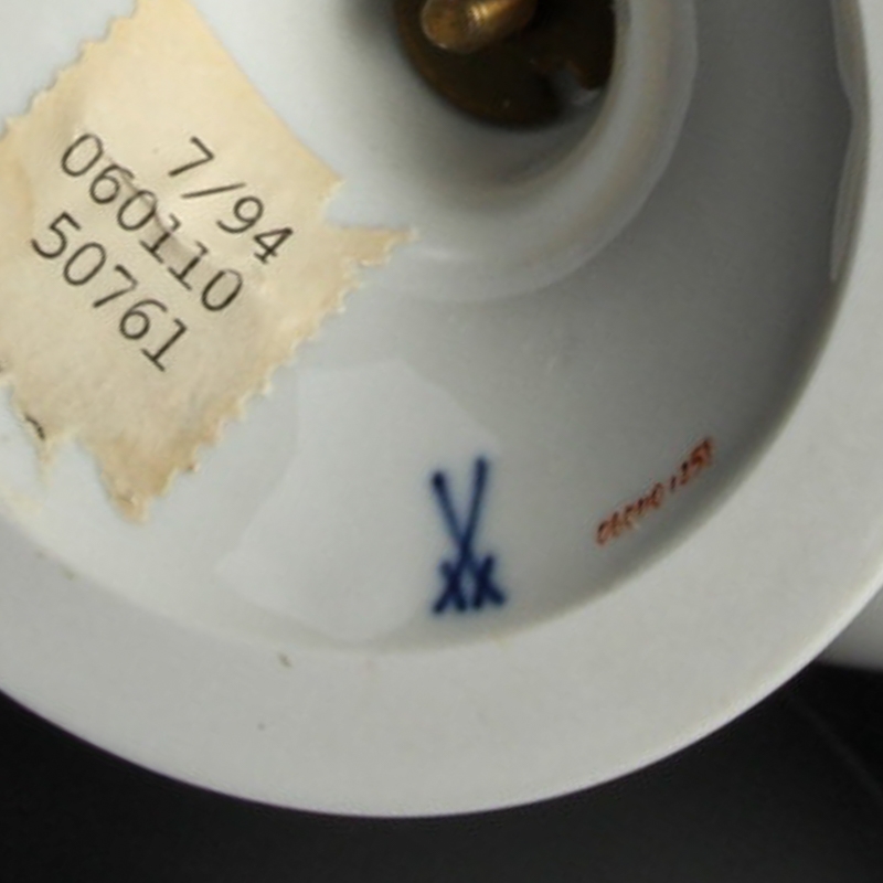 Detail g: Vase, Meissen, 20. Jh., 1. Wahl, Kratervase, bunt bemalt im Dekor Blume III, Goldstaffage, H. ca. 19.5cm