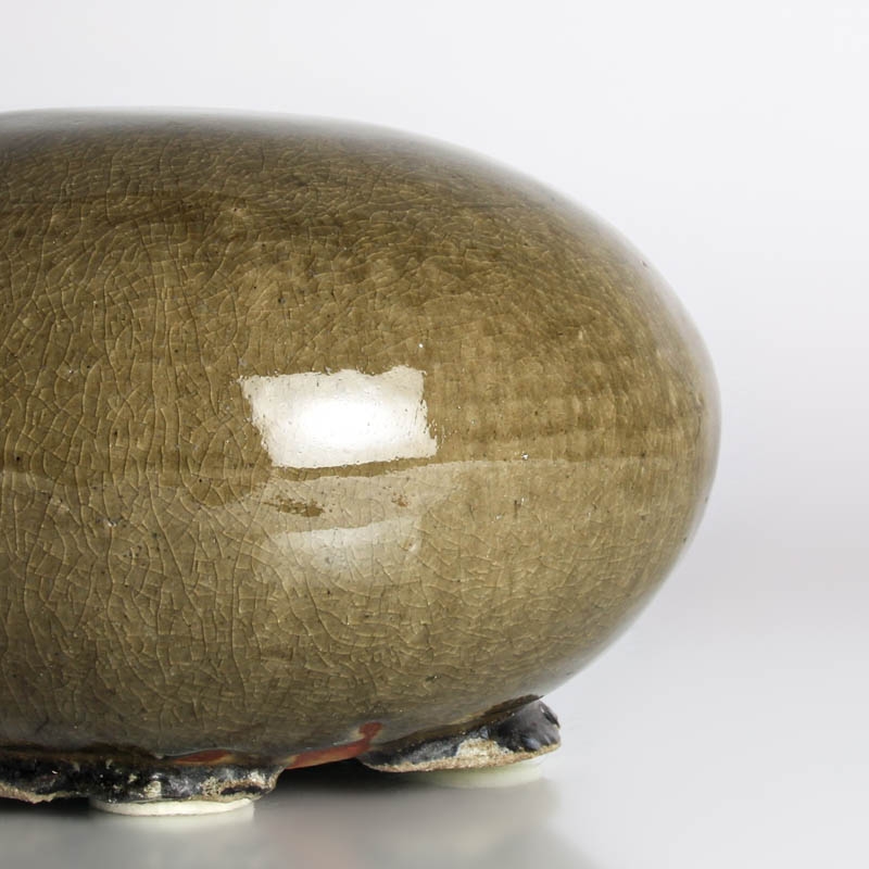 Detail a: Keramikobjekt "Magic Stone", Ulla & Gustav Kraitz, rötlicher Scherben, grün-braune Krakelee-Glasur, am Boden signiert, D. 24 cm