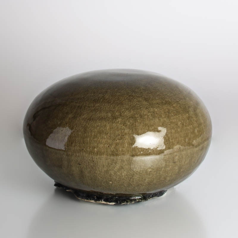 Detail b: Keramikobjekt "Magic Stone", Ulla & Gustav Kraitz, rötlicher Scherben, grün-braune Krakelee-Glasur, am Boden signiert, D. 24 cm