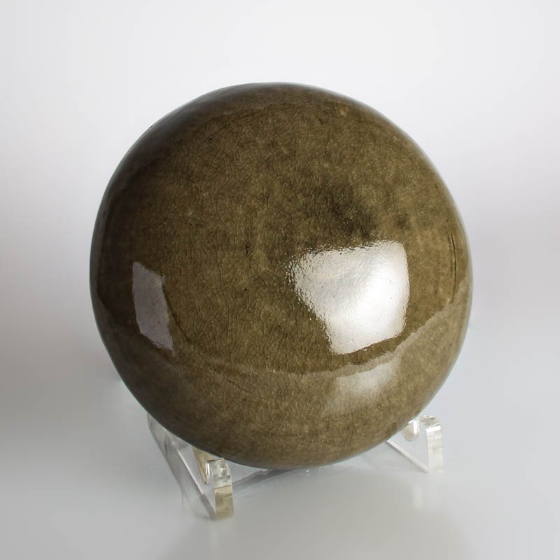 Detail c: Keramikobjekt "Magic Stone", Ulla & Gustav Kraitz, rötlicher Scherben, grün-braune Krakelee-Glasur, am Boden signiert, D. 24 cm