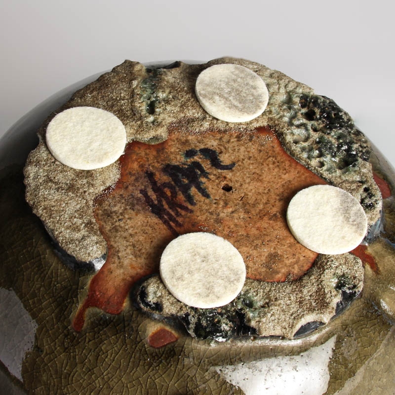 Detail d: Keramikobjekt "Magic Stone", Ulla & Gustav Kraitz, rötlicher Scherben, grün-braune Krakelee-Glasur, am Boden signiert, D. 24 cm