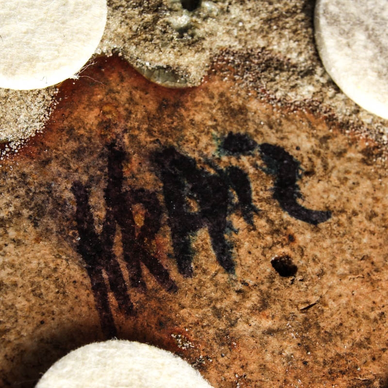 Detail e: Keramikobjekt "Magic Stone", Ulla & Gustav Kraitz, rötlicher Scherben, grün-braune Krakelee-Glasur, am Boden signiert, D. 24 cm
