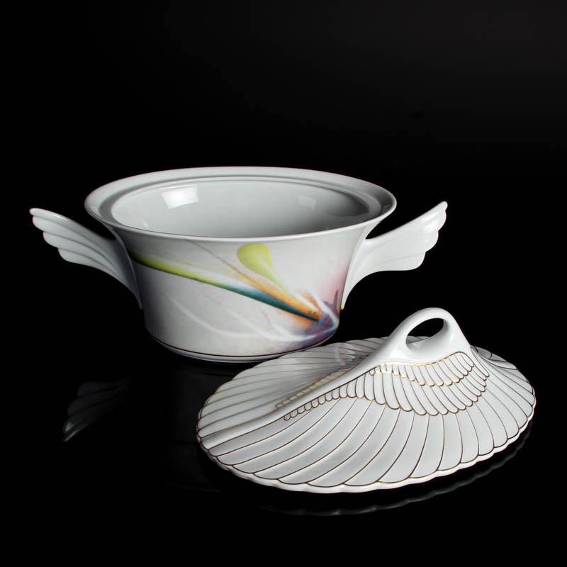 Detail c: Deckelschüssel/Ragoutschüssel, Rosenthal "Mythos", Entwurf Paul Wunderlich, bunt staffiert, Goldstaffage, H. ca. 19cm