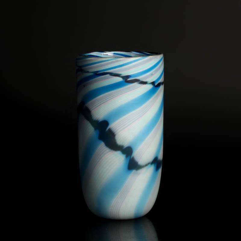 Detail a: Glasvase, Charlie Meaker (1946-2011), farbloses Glas, rosafarbene und blaue Einkämmungen, H. 21 cm