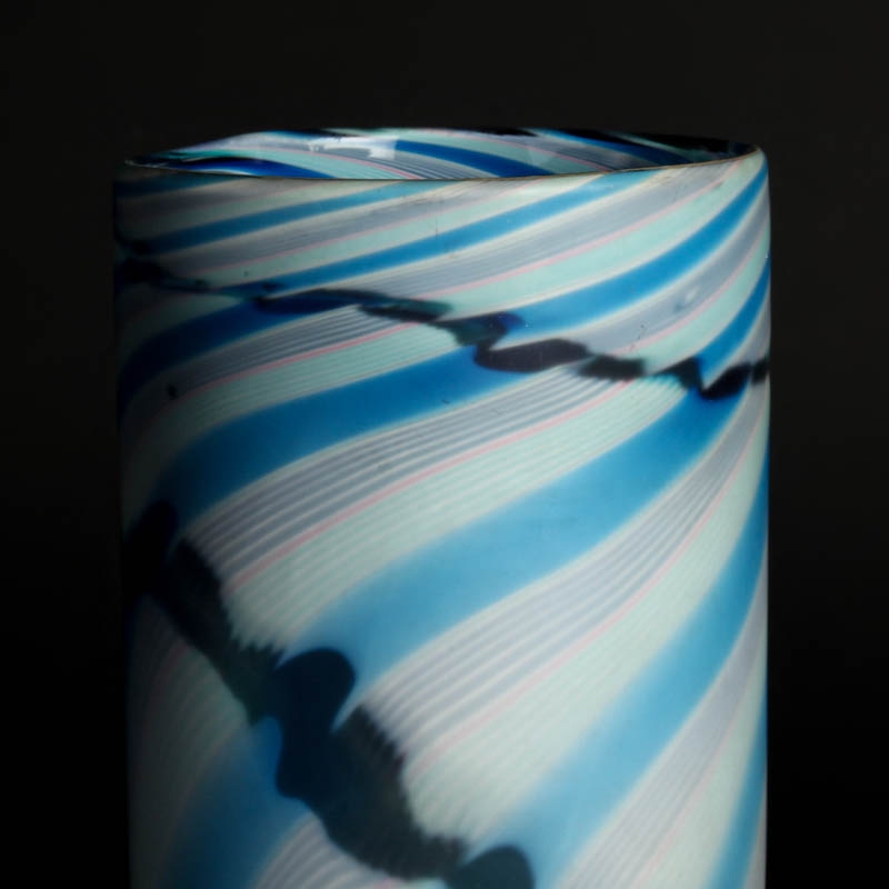 Detail b: Glasvase, Charlie Meaker (1946-2011), farbloses Glas, rosafarbene und blaue Einkämmungen, H. 21 cm