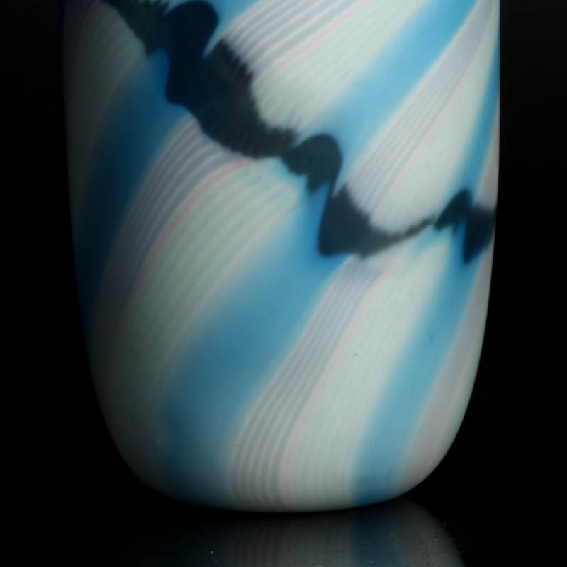 Detail c: Glasvase, Charlie Meaker (1946-2011), farbloses Glas, rosafarbene und blaue Einkämmungen, H. 21 cm