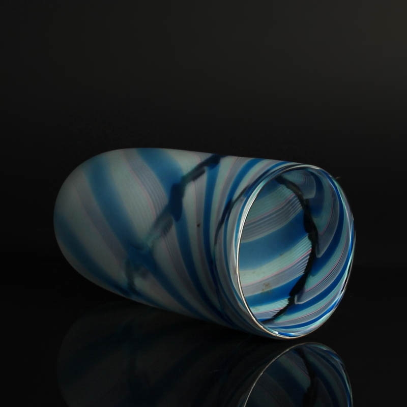 Detail d: Glasvase, Charlie Meaker (1946-2011), farbloses Glas, rosafarbene und blaue Einkämmungen, H. 21 cm