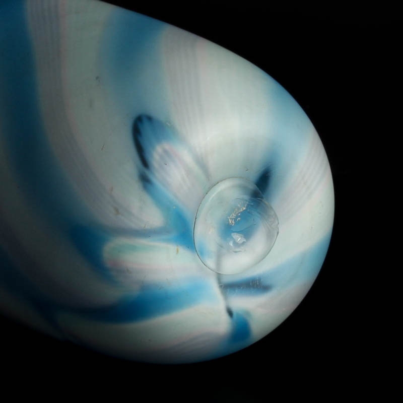 Detail e: Glasvase, Charlie Meaker (1946-2011), farbloses Glas, rosafarbene und blaue Einkämmungen, H. 21 cm