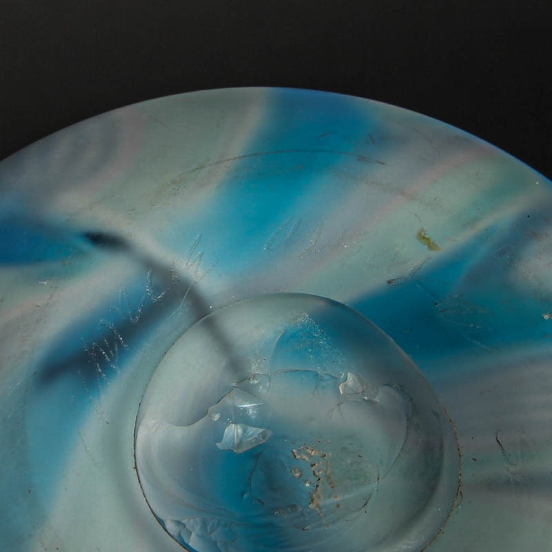 Detail f: Glasvase, Charlie Meaker (1946-2011), farbloses Glas, rosafarbene und blaue Einkämmungen, H. 21 cm