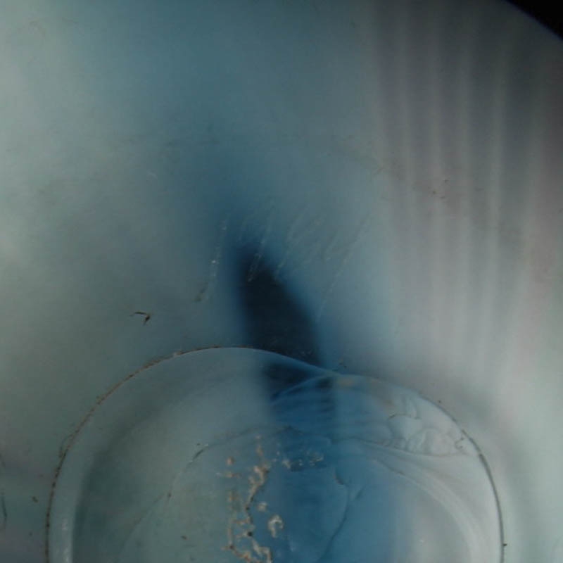 Detail g: Glasvase, Charlie Meaker (1946-2011), farbloses Glas, rosafarbene und blaue Einkämmungen, H. 21 cm