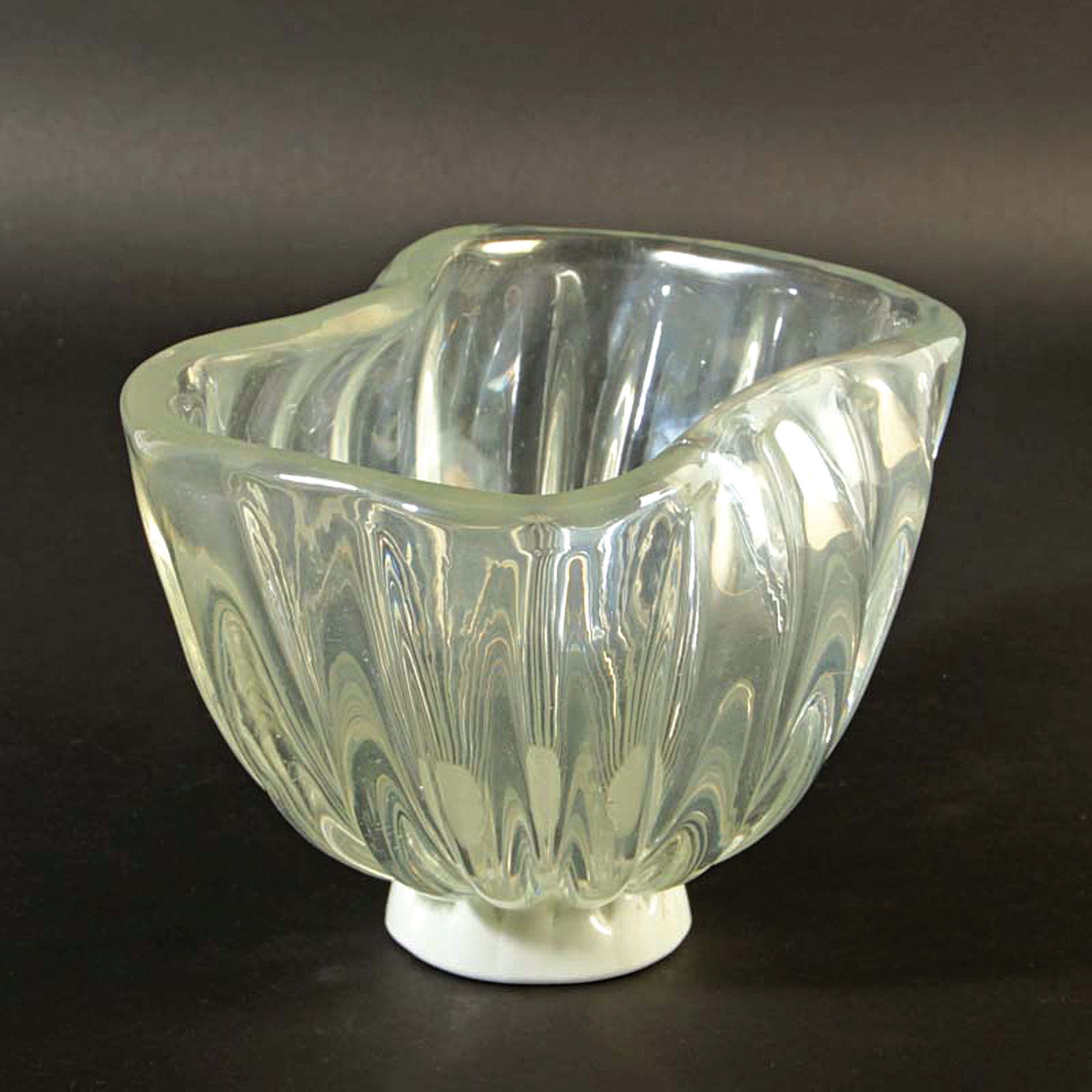 Detail a: Schale, Murano, wohl Barovier & Toso, Sockel sog. pasto bianco, dickwandiges geripptes Glas mit feinem Lüster, H. ca. 14cm