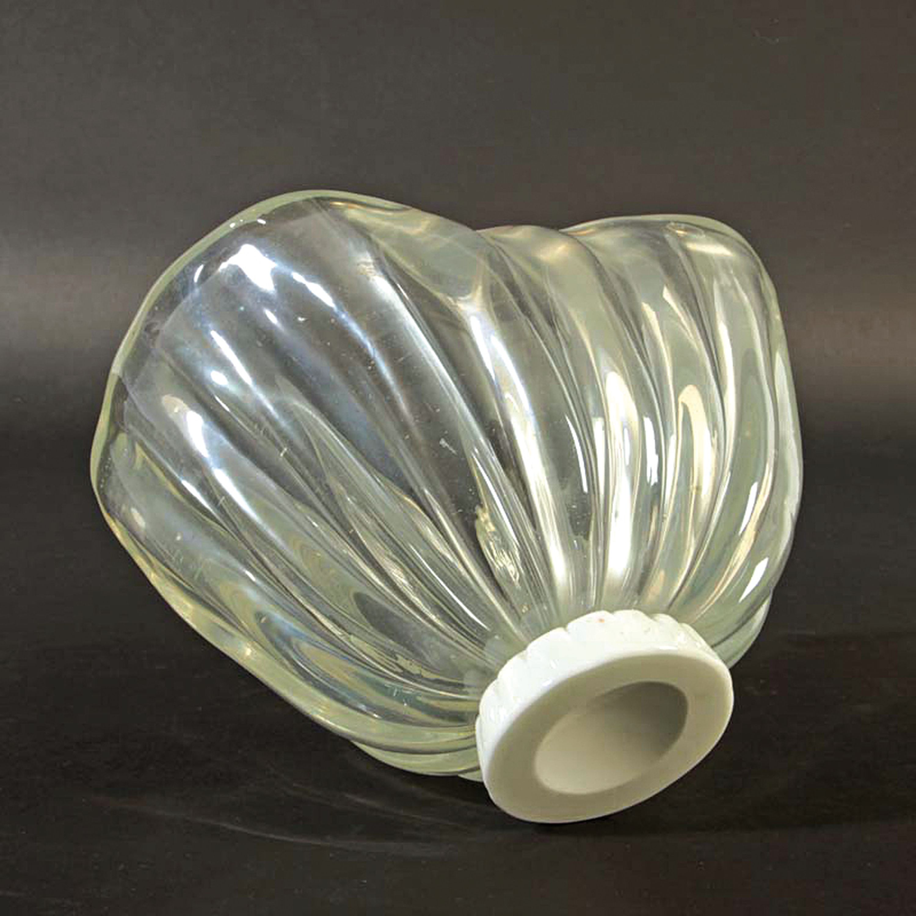 Detail c: Schale, Murano, wohl Barovier & Toso, Sockel sog. pasto bianco, dickwandiges geripptes Glas mit feinem Lüster, H. ca. 14cm