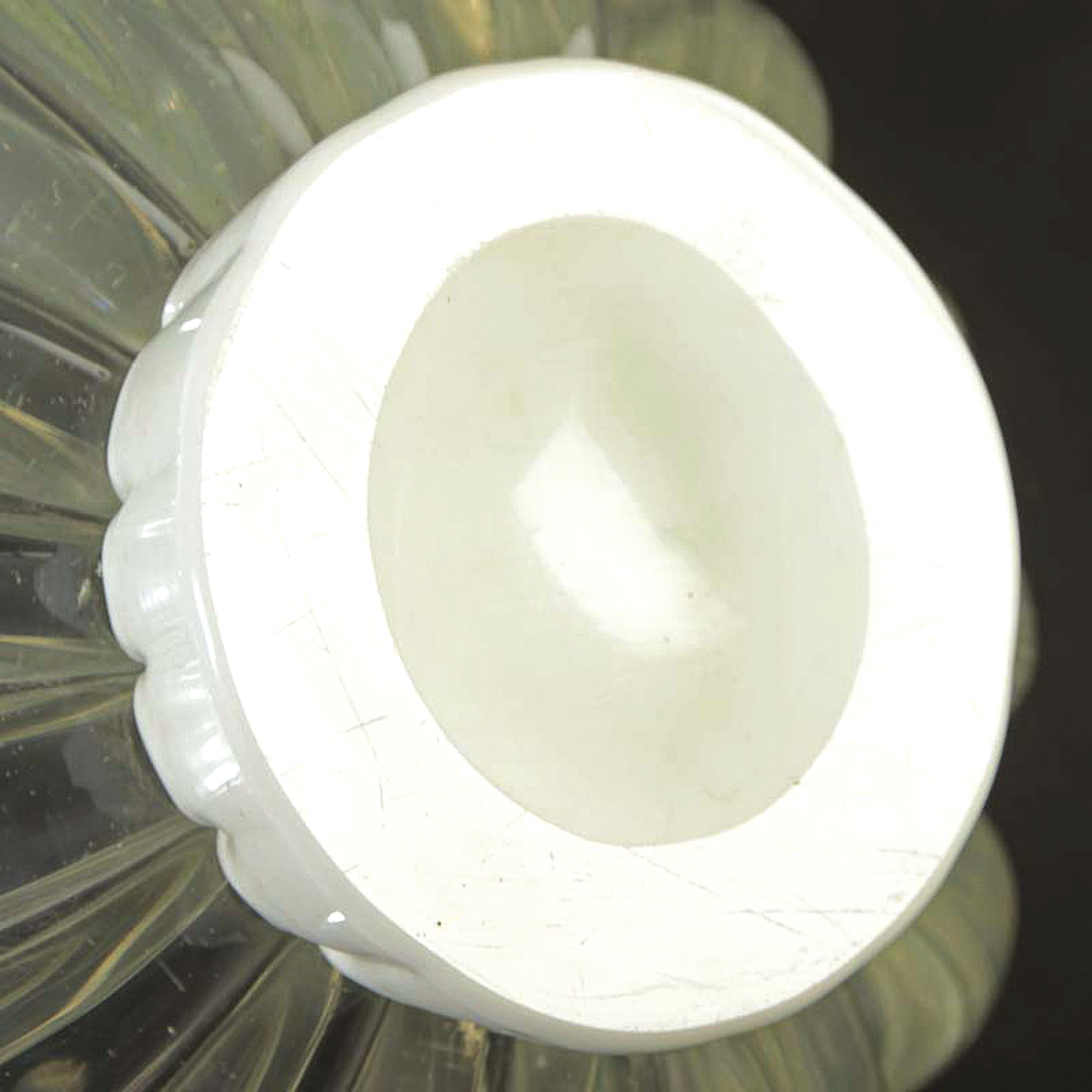 Detail d: Schale, Murano, wohl Barovier & Toso, Sockel sog. pasto bianco, dickwandiges geripptes Glas mit feinem Lüster, H. ca. 14cm