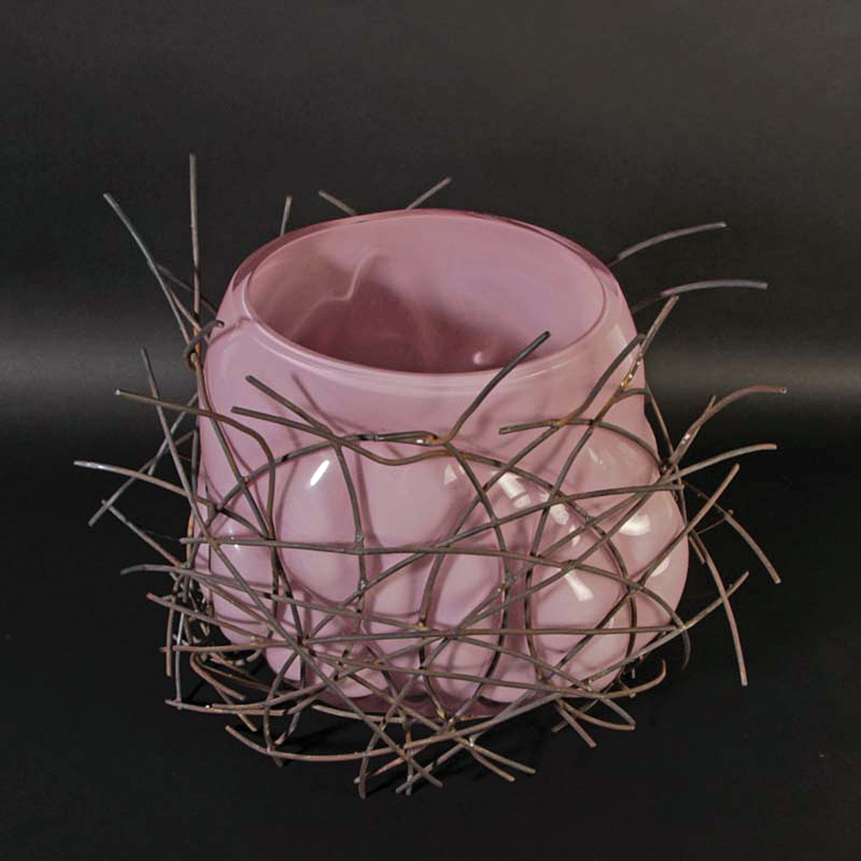 Glasobjekt, A. Sciarrino, Murano, 2009, Glas, rosafarben überfangen, Montur aus gitterartigen Metalldrähten, signiert, Unikat Ed. 1/1, H. 31 cm