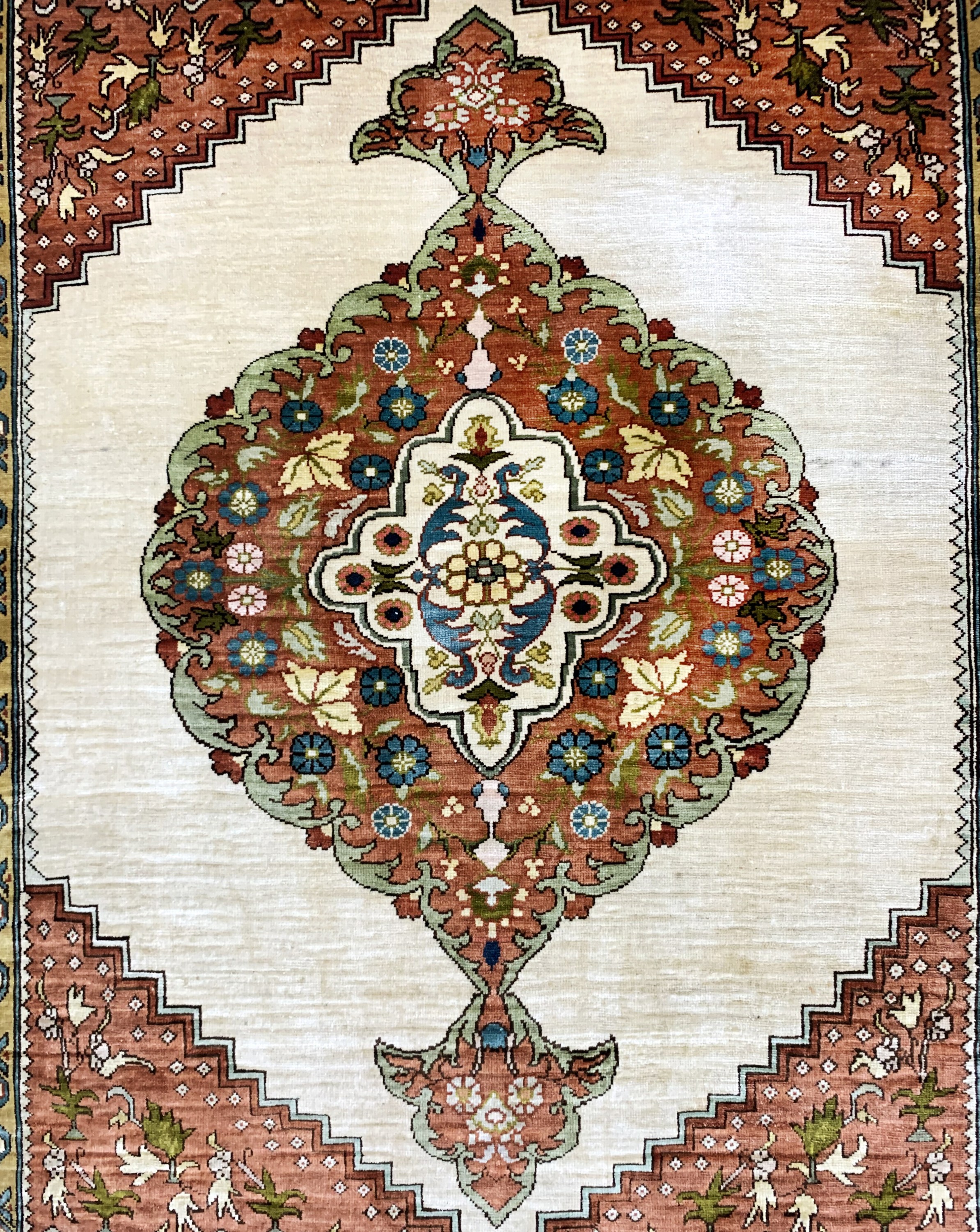 Detail b: Hereke Seide fein signiert, Türkei, Ende 20.Jhd, reine Naturseide, ca. 87 x 64 cm, ca. 1,0 Mio. Kn/qm, EHZ: 1-2