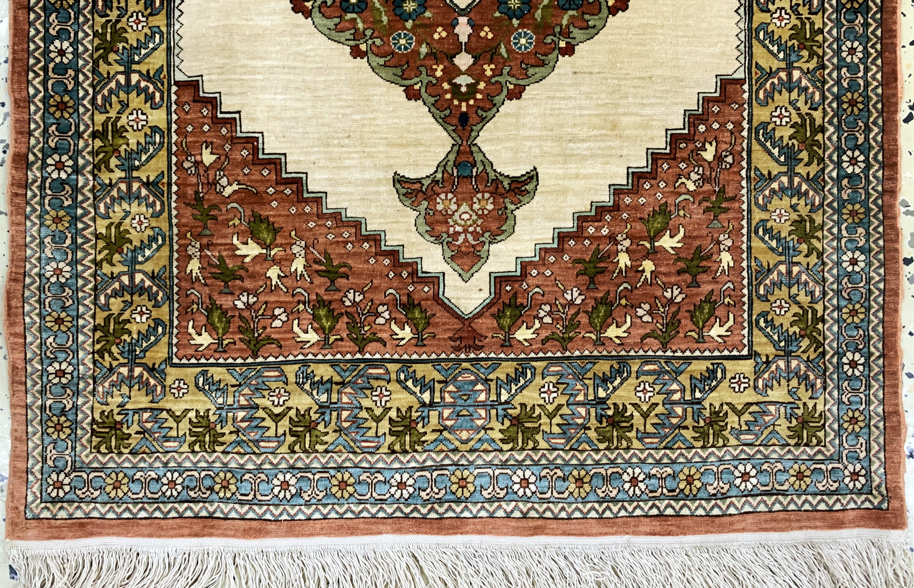 Detail c: Hereke Seide fein signiert, Türkei, Ende 20.Jhd, reine Naturseide, ca. 87 x 64 cm, ca. 1,0 Mio. Kn/qm, EHZ: 1-2