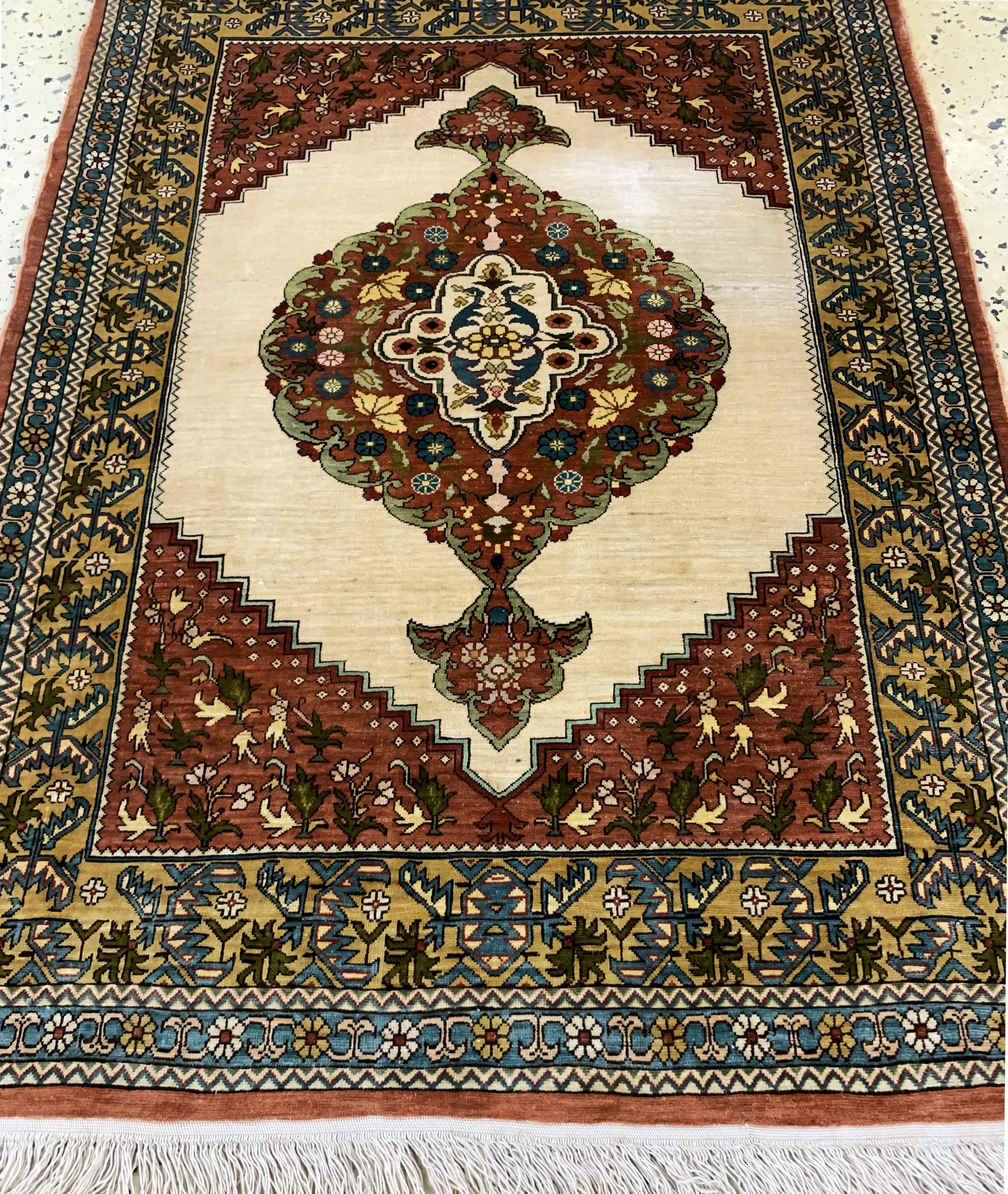 Detail d: Hereke Seide fein signiert, Türkei, Ende 20.Jhd, reine Naturseide, ca. 87 x 64 cm, ca. 1,0 Mio. Kn/qm, EHZ: 1-2