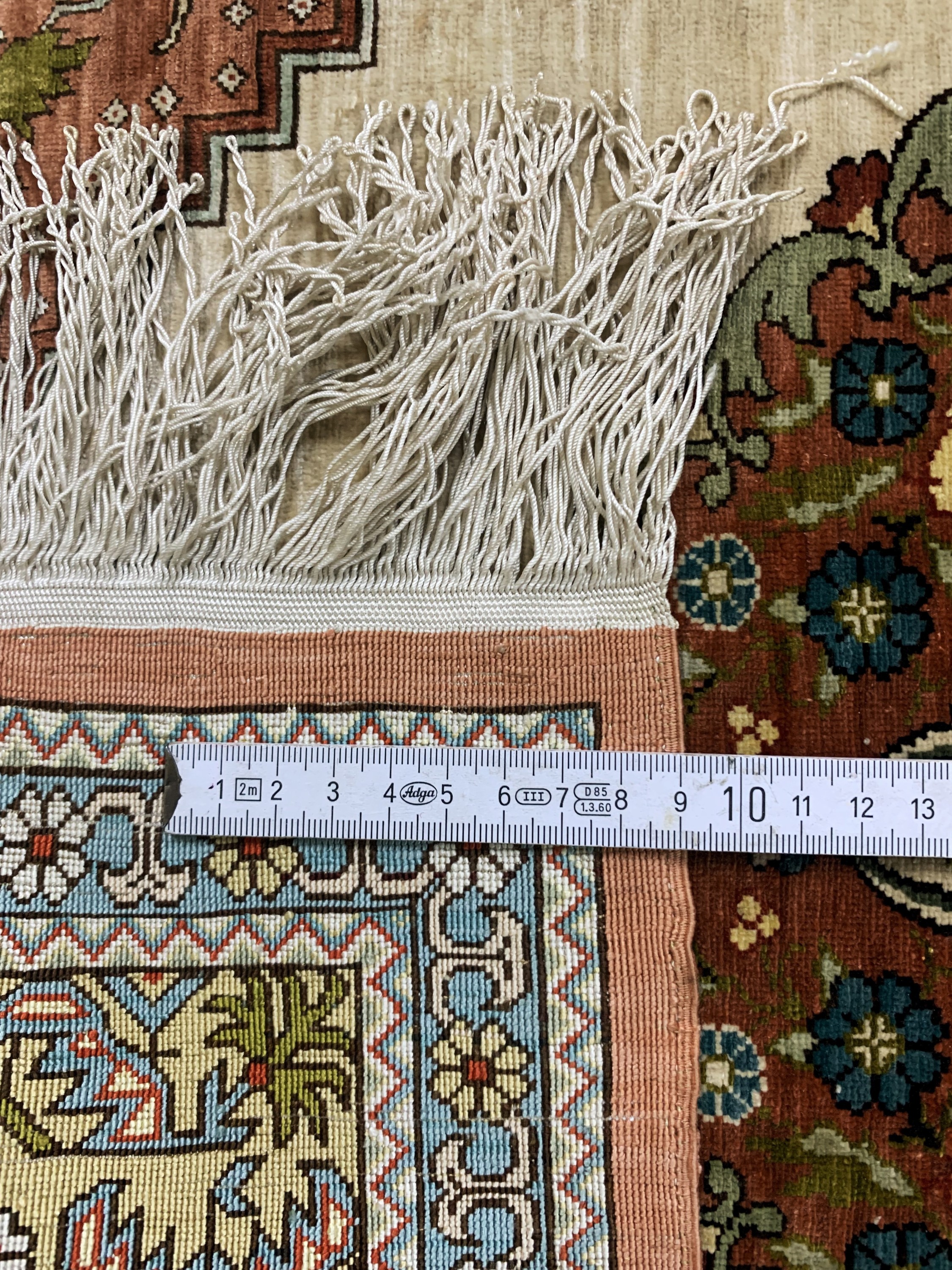 Detail e: Hereke Seide fein signiert, Türkei, Ende 20.Jhd, reine Naturseide, ca. 87 x 64 cm, ca. 1,0 Mio. Kn/qm, EHZ: 1-2