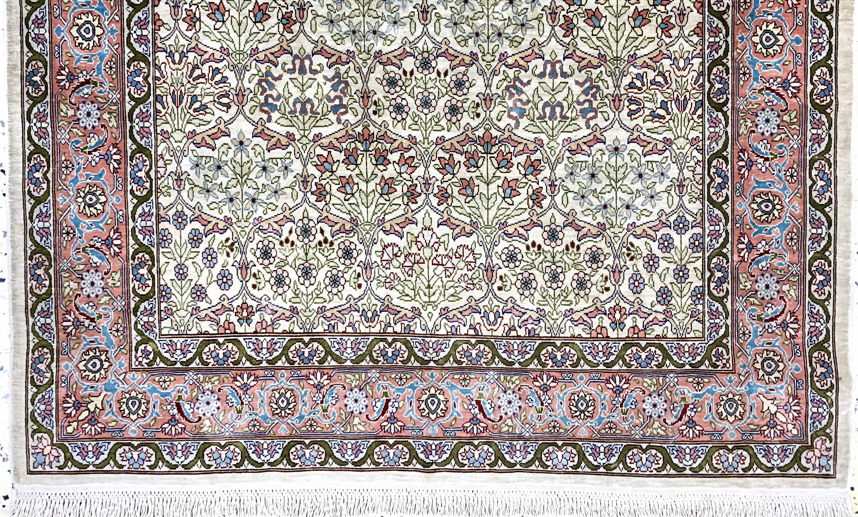 Detail c: Hereke Seide fein signiert, Türkei, Mitte 20.Jhd, reine Naturseide, ca. 139 x 89 cm, ca.1,0 Mio. Kn/qm, EHZ: 1-2