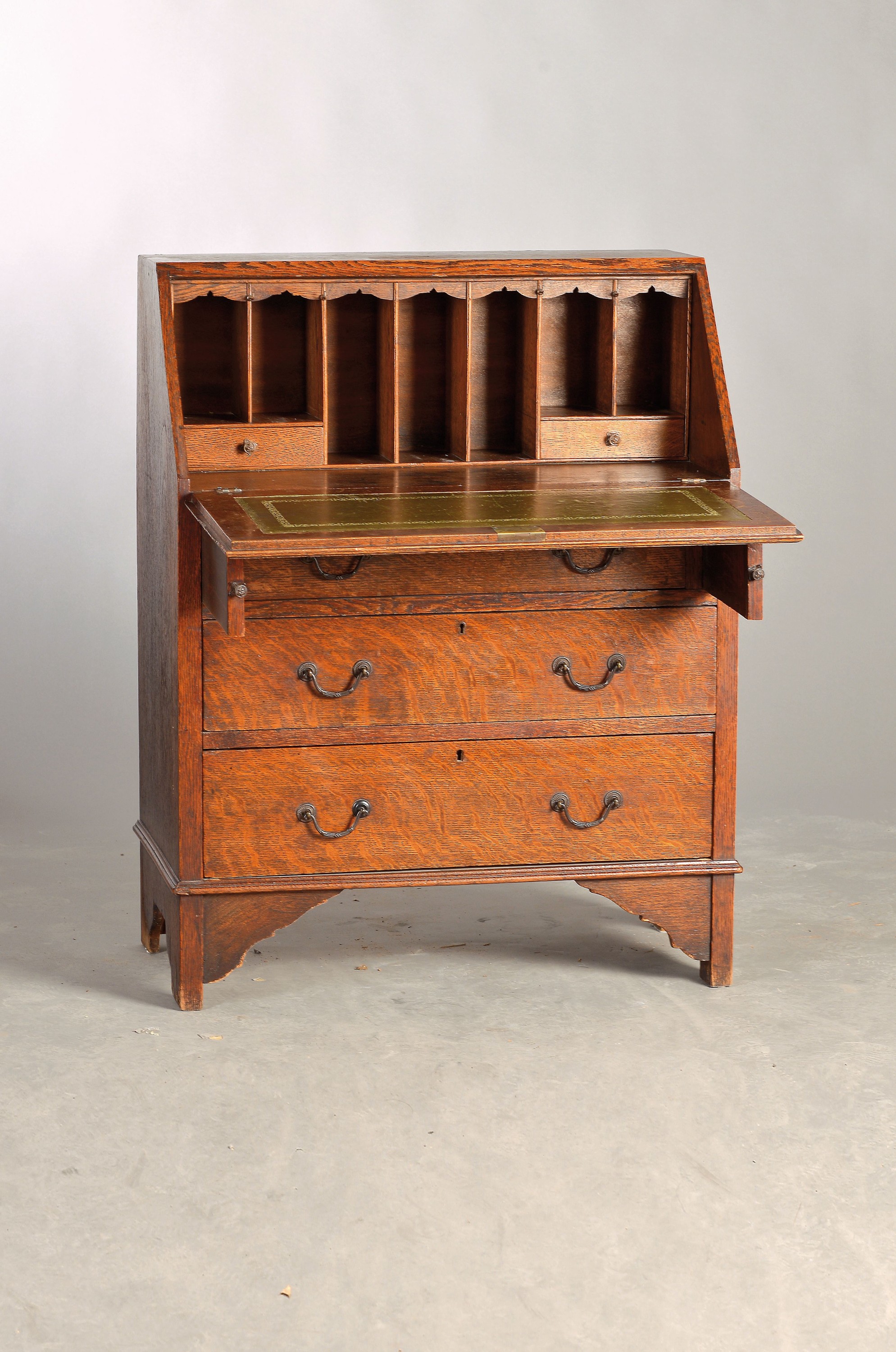 Schrägklappensekretär, wohl England, um 1880/1900, Eiche massiv, drei Schubladen, ein Schlüssel, Schrägklappe mit Lederbezug und Innenrichtung, ...