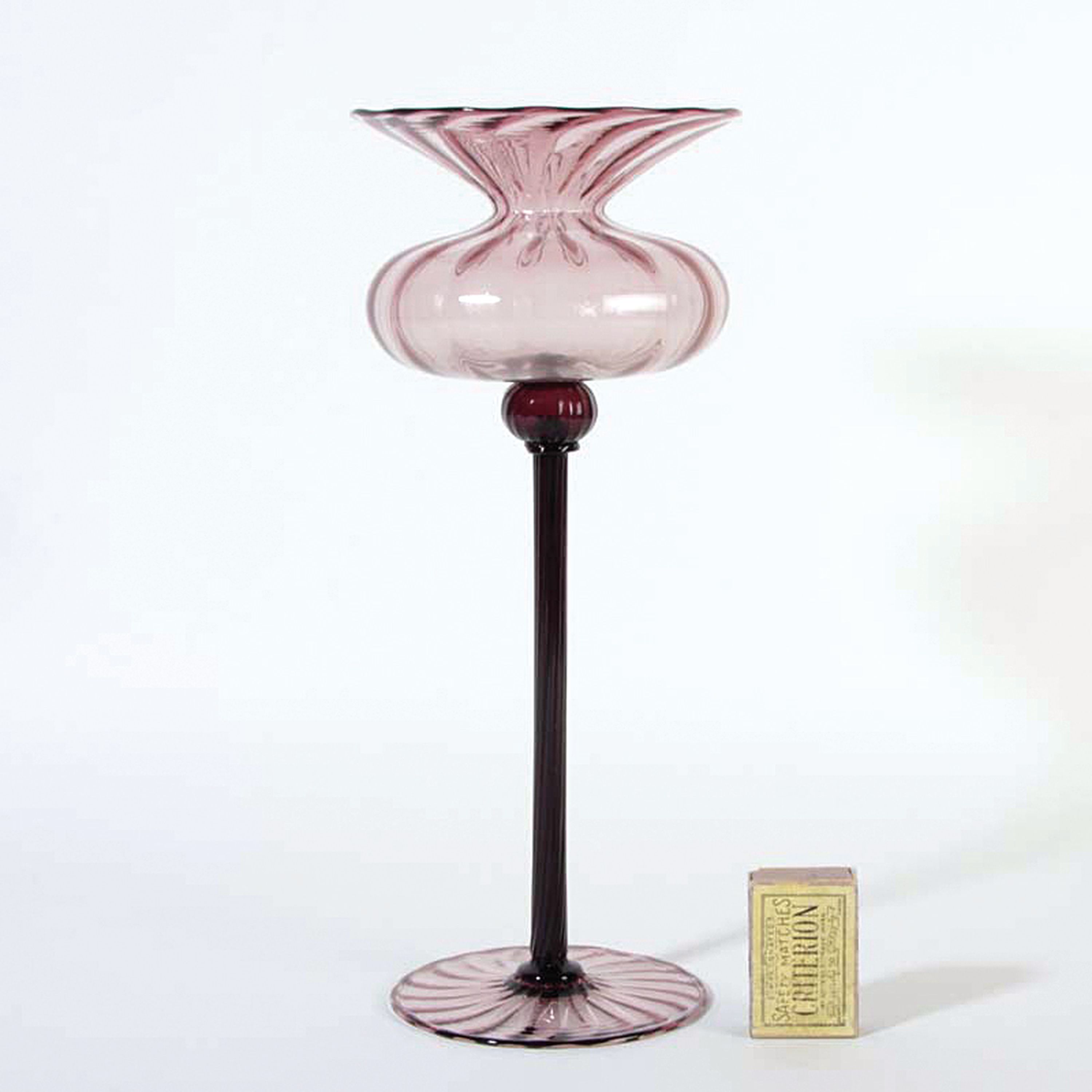 Detail a: Soffiato Glas, Vittorio Zecchin (1878-1947), mundgeblasenes rosa Glas mit violettem Stiel, H. ca. 32cm