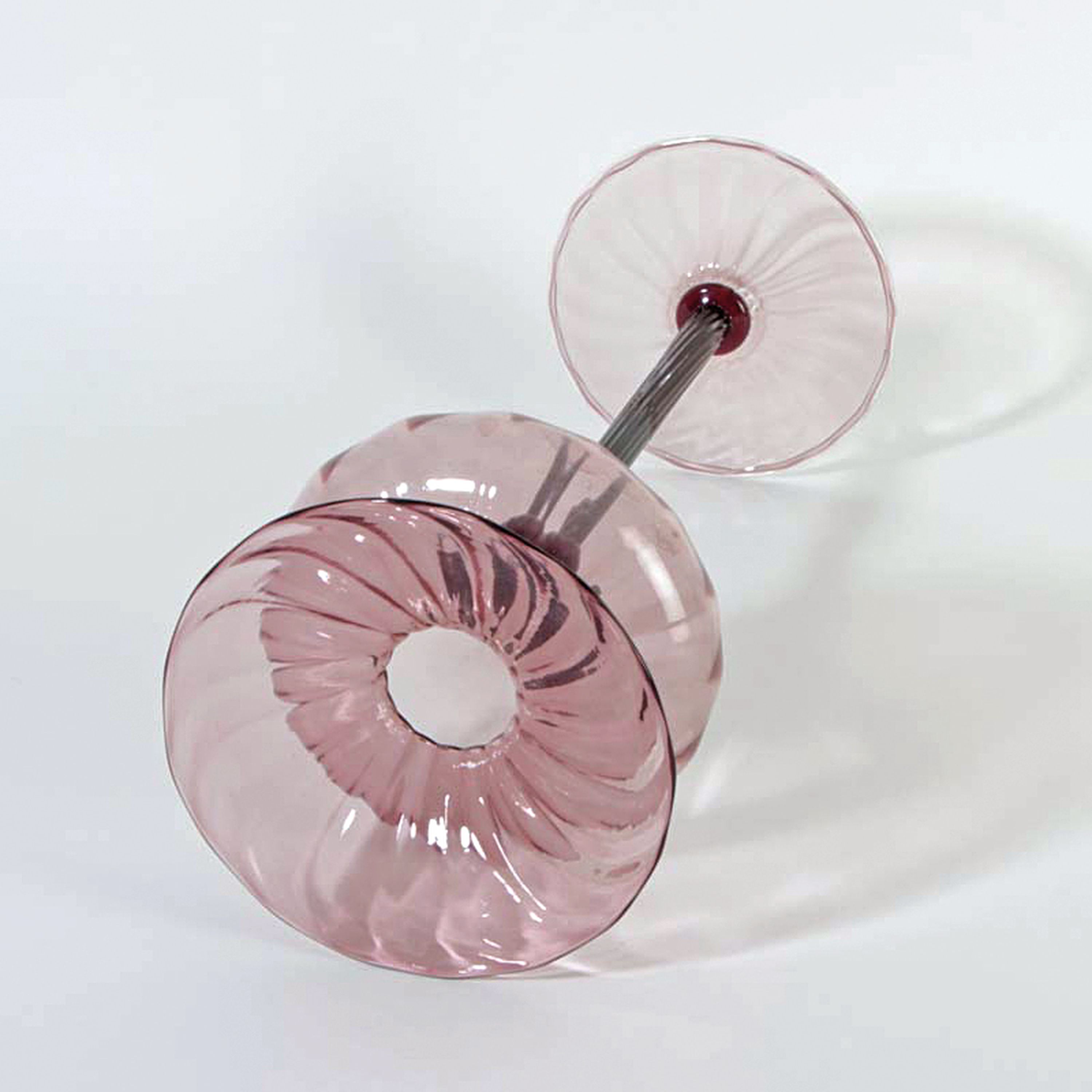 Detail b: Soffiato Glas, Vittorio Zecchin (1878-1947), mundgeblasenes rosa Glas mit violettem Stiel, H. ca. 32cm