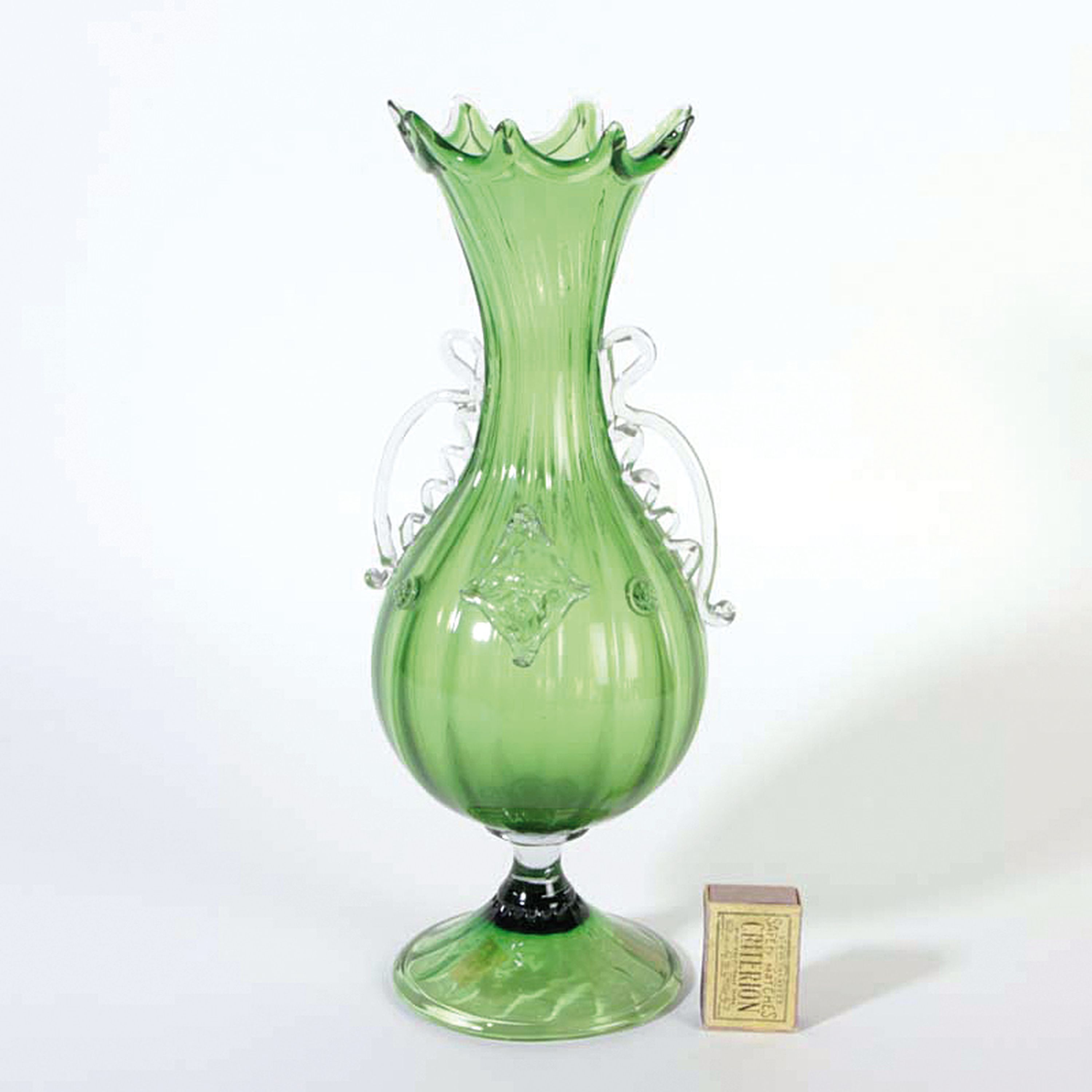 Detail b: Vase, Murano, Salviati oder Barovier & Toso, um 1915, mundgeblasenes grünes Glas am oberen Rand mehrfach ausgezogen, applizierte Henkel und ...