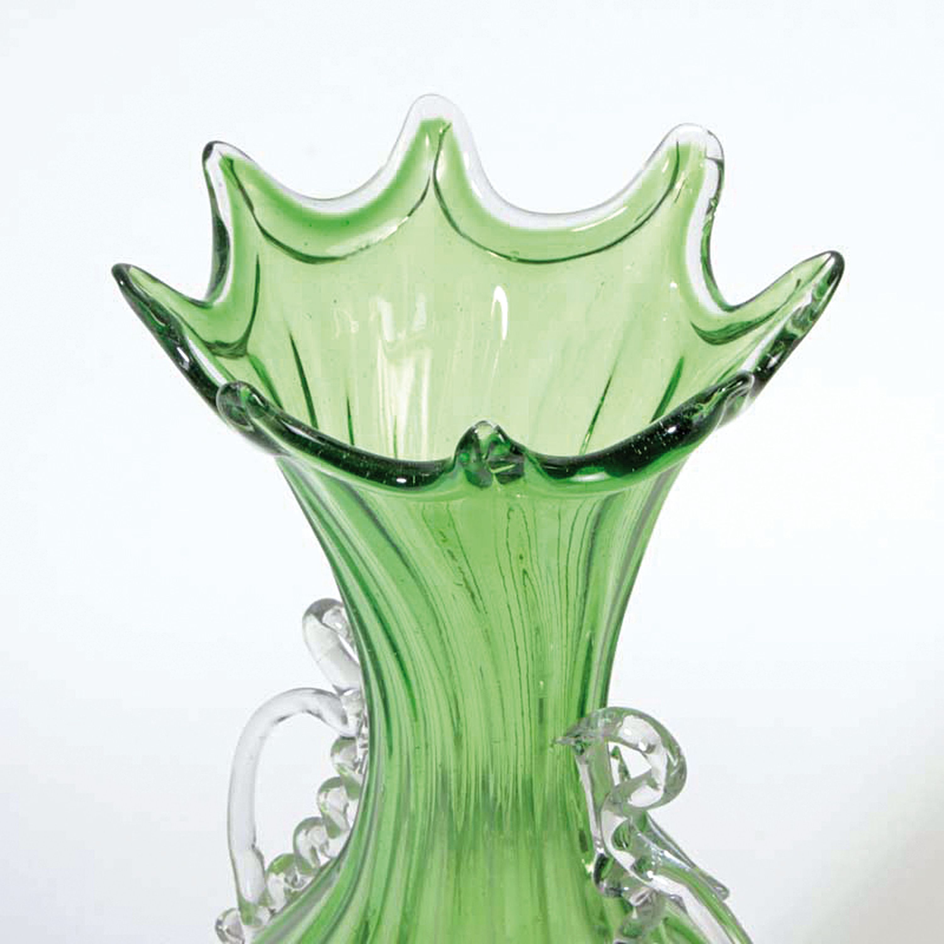 Detail c: Vase, Murano, Salviati oder Barovier & Toso, um 1915, mundgeblasenes grünes Glas am oberen Rand mehrfach ausgezogen, applizierte Henkel und ...