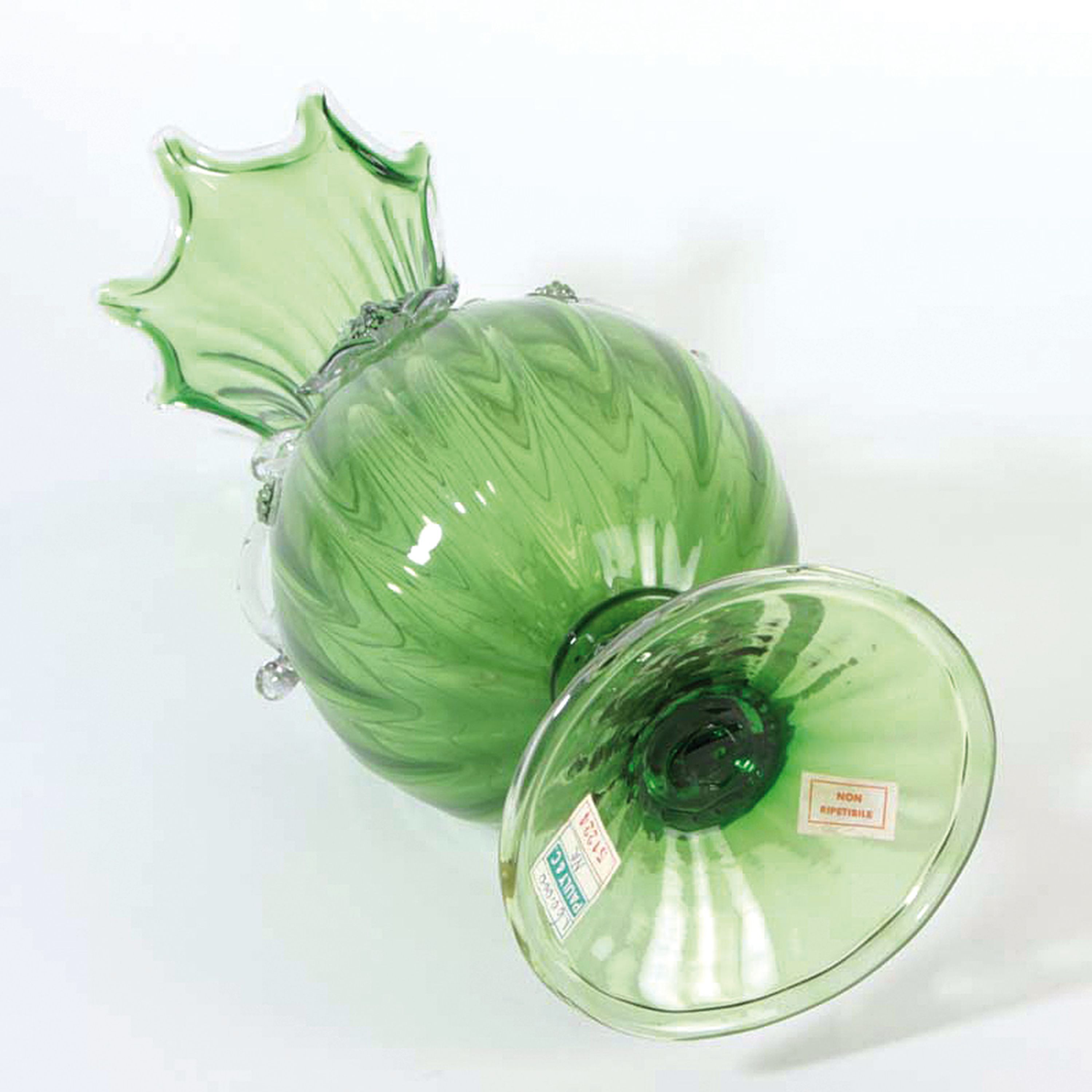 Detail f: Vase, Murano, Salviati oder Barovier & Toso, um 1915, mundgeblasenes grünes Glas am oberen Rand mehrfach ausgezogen, applizierte Henkel und ...