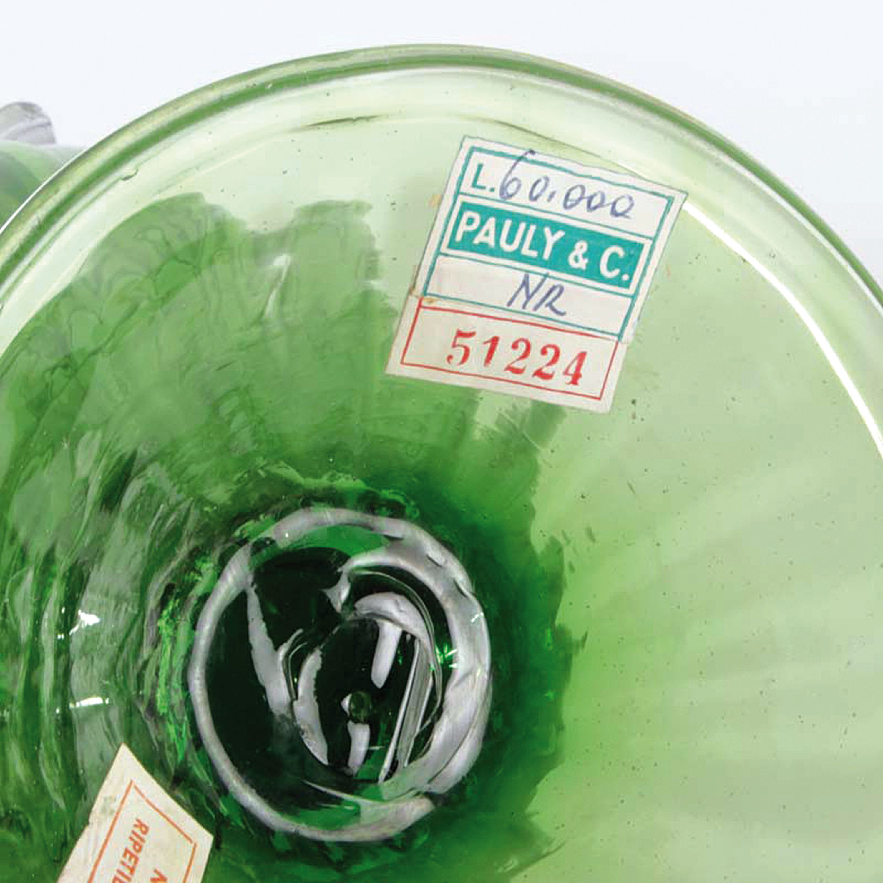 Detail g: Vase, Murano, Salviati oder Barovier & Toso, um 1915, mundgeblasenes grünes Glas am oberen Rand mehrfach ausgezogen, applizierte Henkel und ...