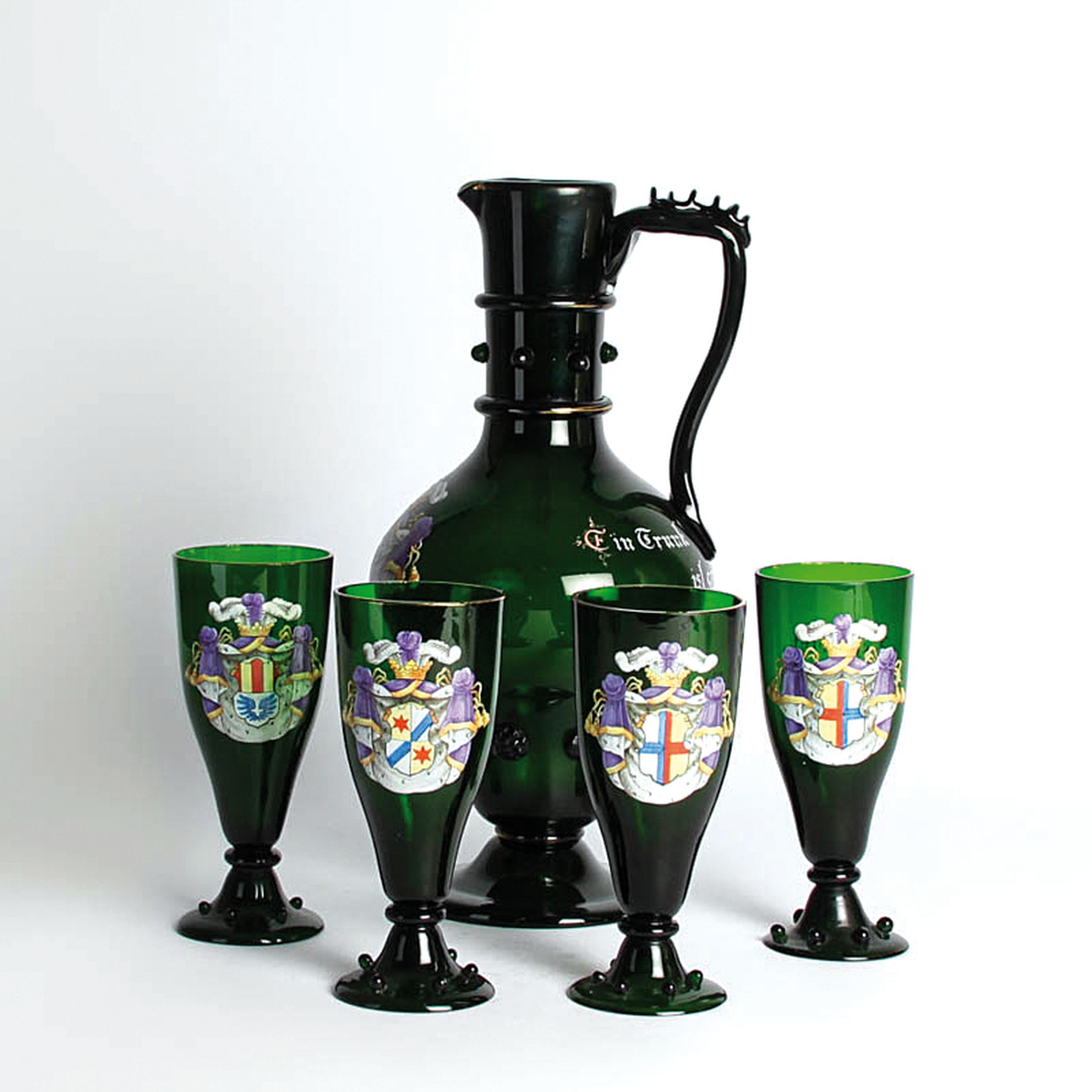 Kanne und vier Pokalgläser, deutsch, um 1890, grünes Glas mit bunter Emailmalerei von Wappen und verschiedenen Sinnsprüchen, H. Kanne ca. 33cm, H. ...