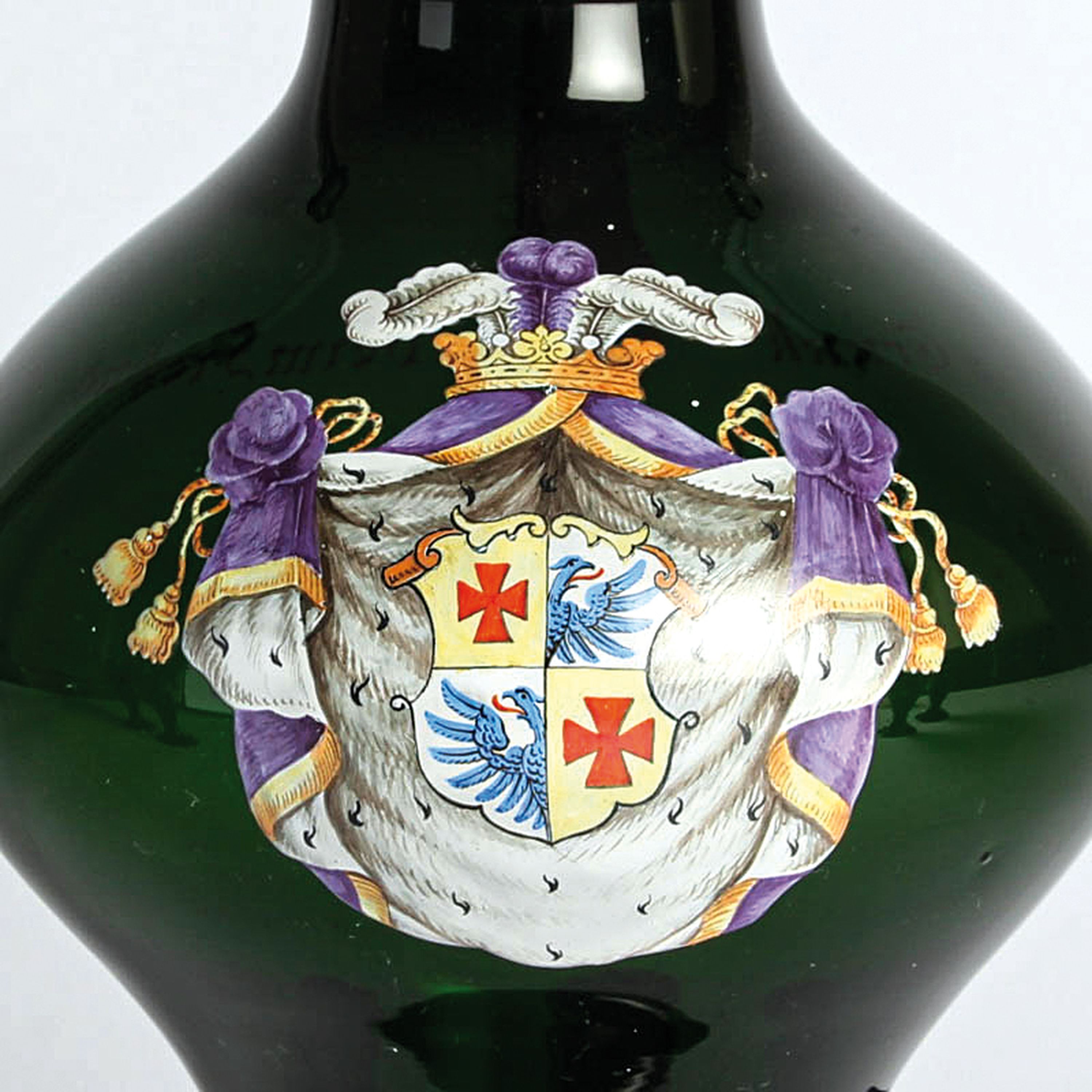 Detail b: Kanne und vier Pokalgläser, deutsch, um 1890, grünes Glas mit bunter Emailmalerei von Wappen und verschiedenen Sinnsprüchen, H. Kanne ca. 33cm, H. ...