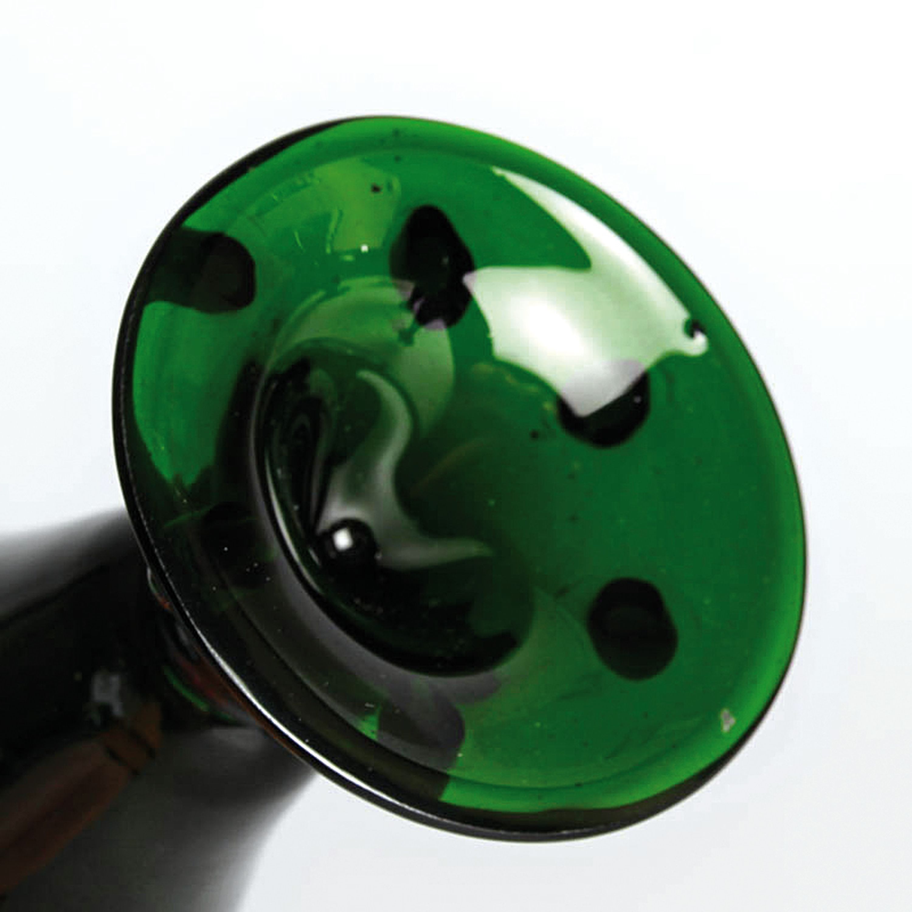 Detail h: Kanne und vier Pokalgläser, deutsch, um 1890, grünes Glas mit bunter Emailmalerei von Wappen und verschiedenen Sinnsprüchen, H. Kanne ca. 33cm, H. ...