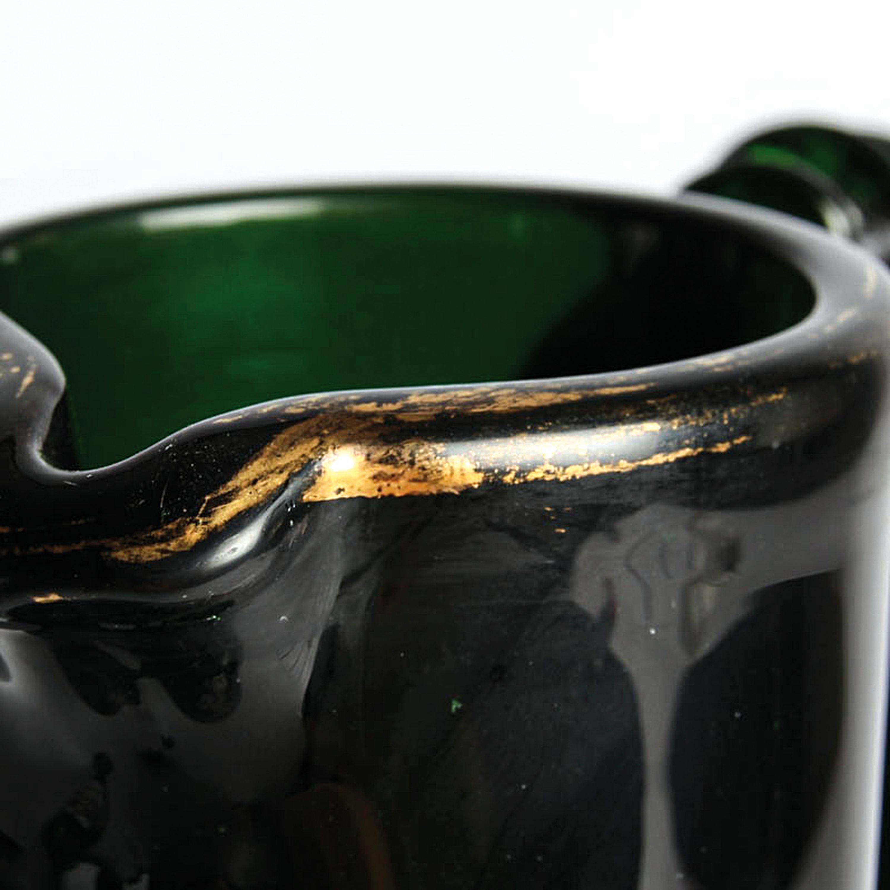 Detail k: Kanne und vier Pokalgläser, deutsch, um 1890, grünes Glas mit bunter Emailmalerei von Wappen und verschiedenen Sinnsprüchen, H. Kanne ca. 33cm, H. ...