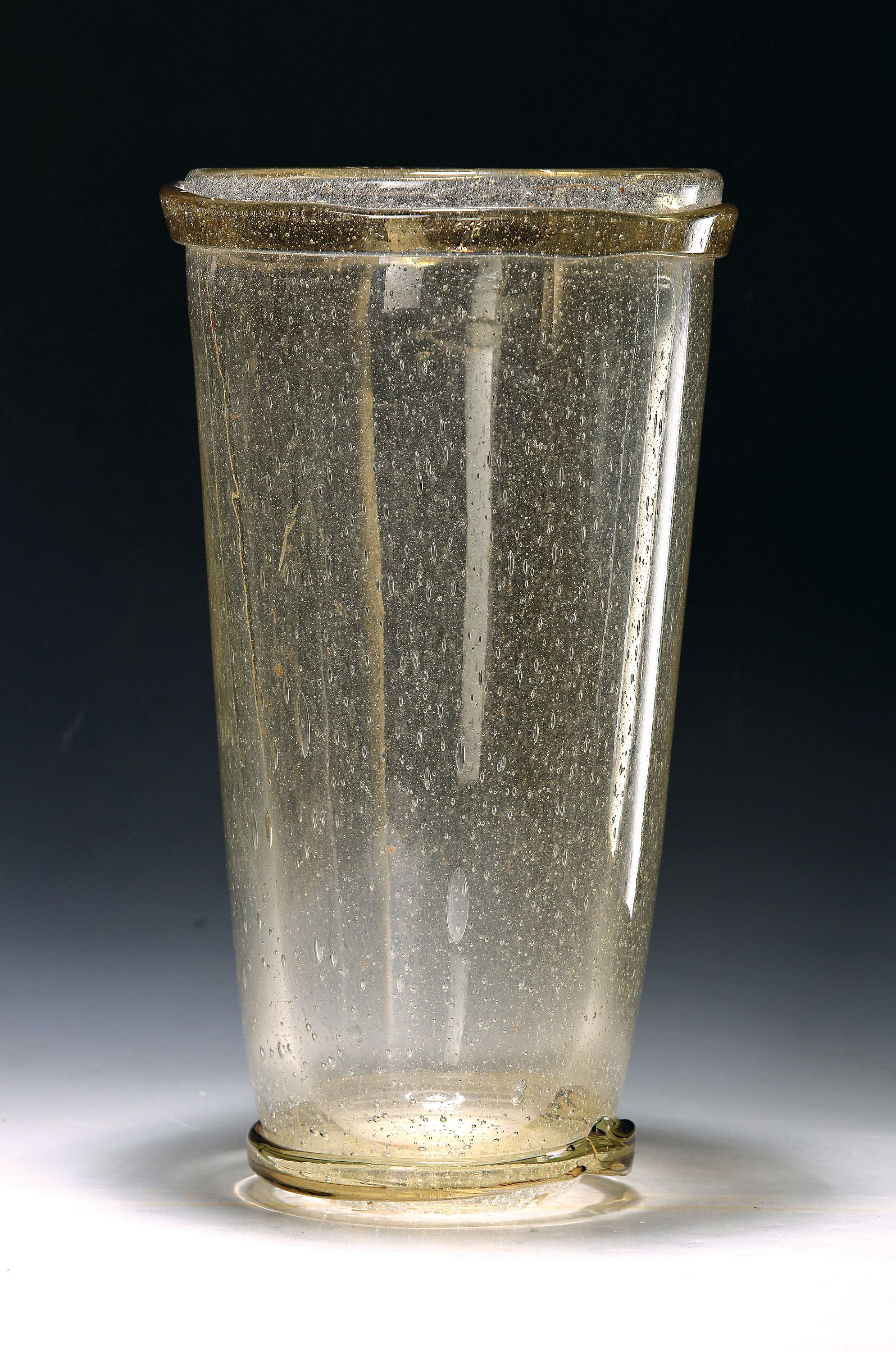 Sehr große Vase, Murano, wohl Barovier & Toso, 1960er Jahre, champagnerfarbenes Glas mit eingeschmolzenen Luftblasen und oben und unten mit ...