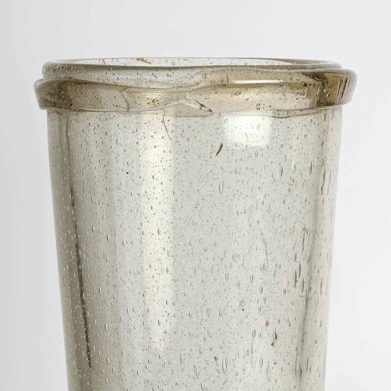 Detail b: Sehr große Vase, Murano, wohl Barovier & Toso, 1960er Jahre, champagnerfarbenes Glas mit eingeschmolzenen Luftblasen und oben und unten mit ...