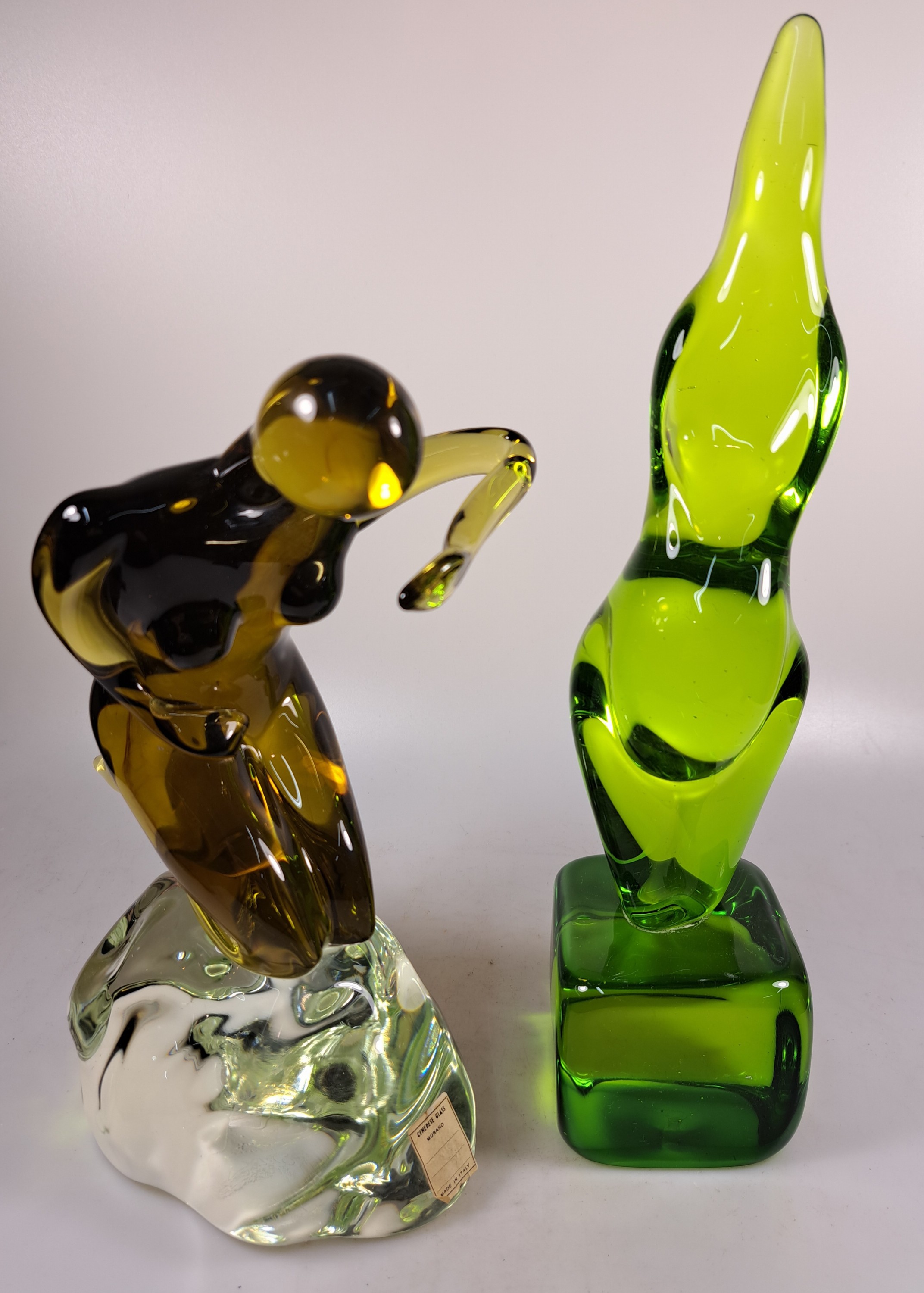 Zwei Glasskulpturen weibliche Akte, Ermanno Nason für Cenedese, Murano, abstrakter Akt in grün getöntem Glas H. 36 cm; Akt auf Stein kniend, ...