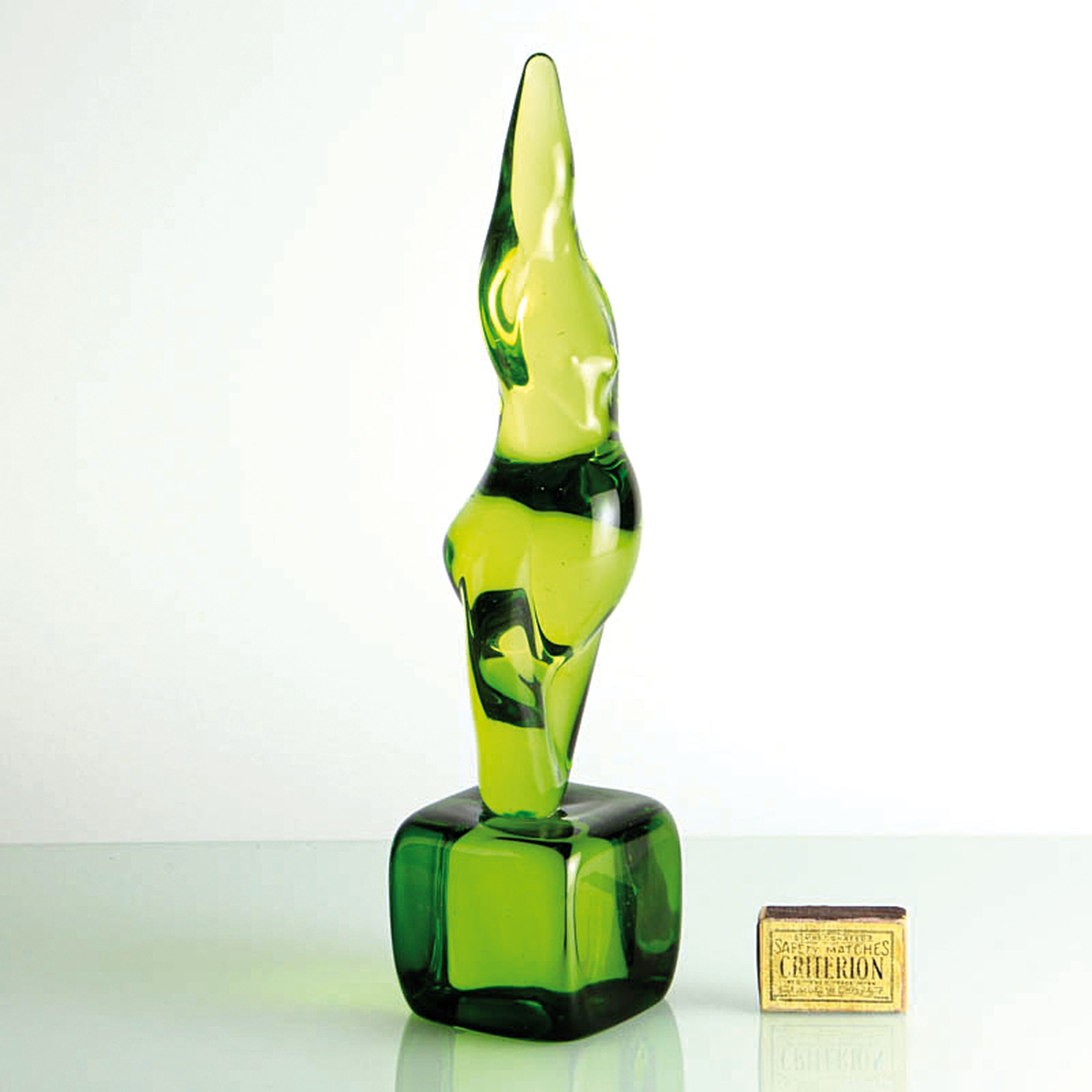 Detail a: Zwei Glasskulpturen weibliche Akte, Ermanno Nason für Cenedese, Murano, abstrakter Akt in grün getöntem Glas H. 36 cm; Akt auf Stein kniend, ...