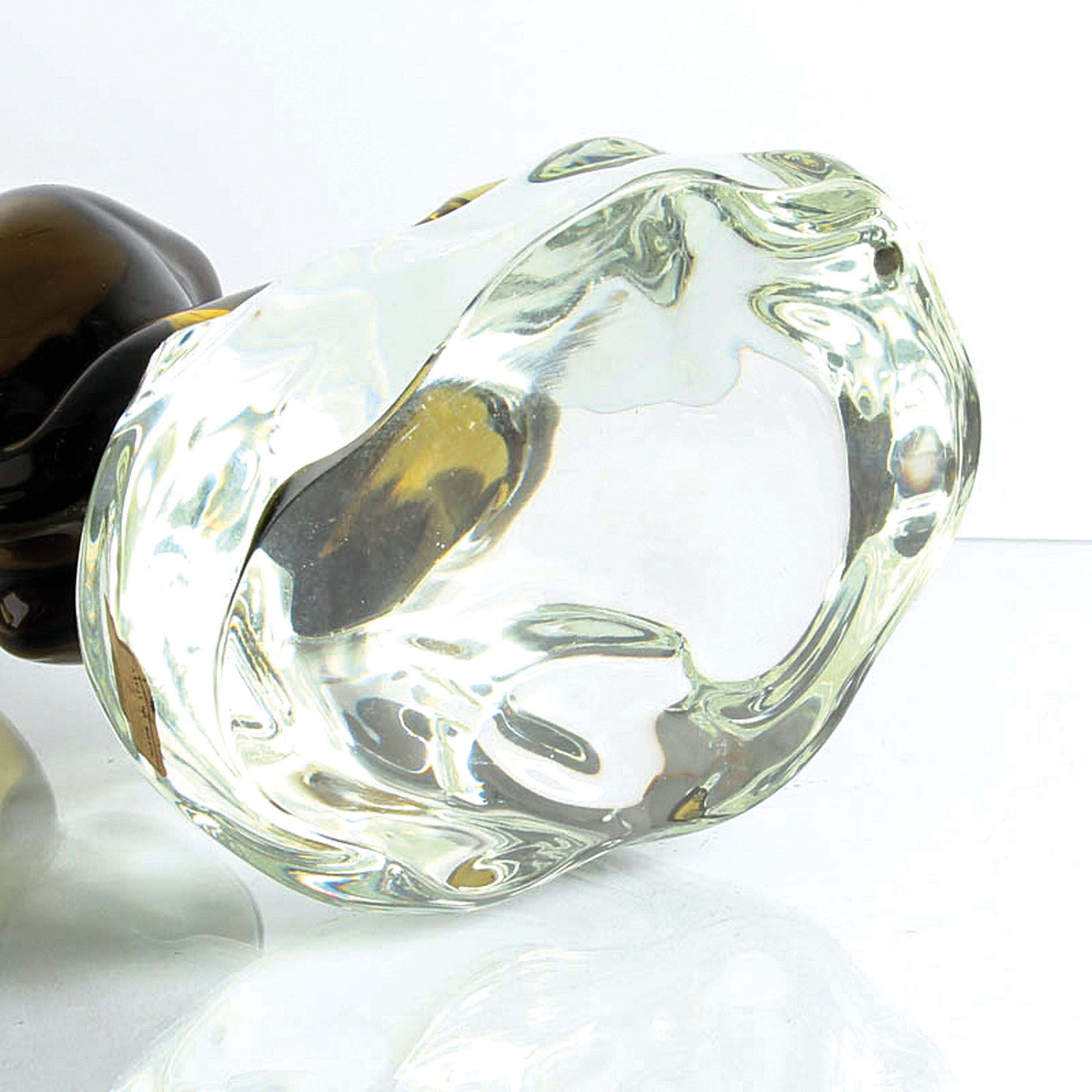 Detail g: Zwei Glasskulpturen weibliche Akte, Ermanno Nason für Cenedese, Murano, abstrakter Akt in grün getöntem Glas H. 36 cm; Akt auf Stein kniend, ...
