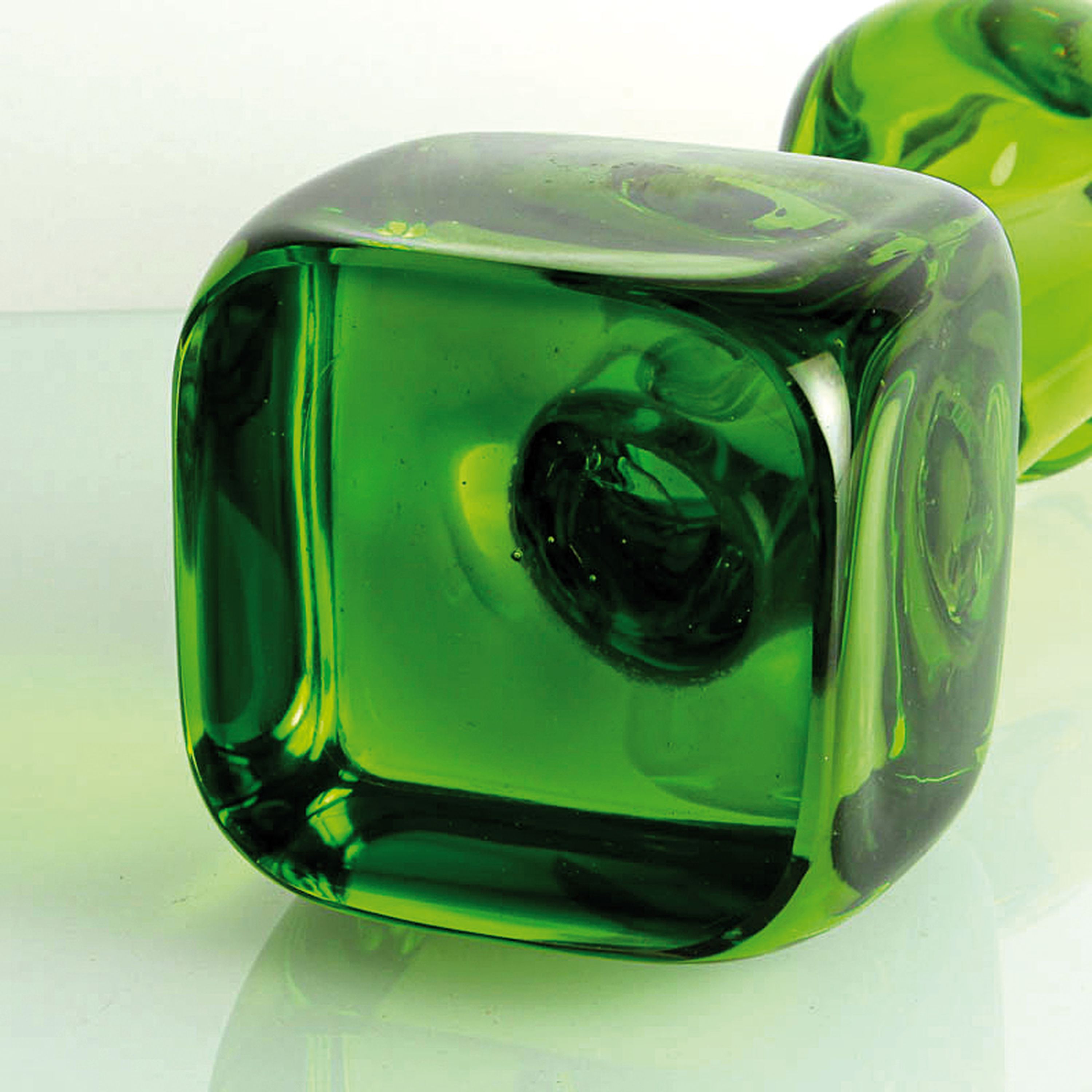 Detail j: Zwei Glasskulpturen weibliche Akte, Ermanno Nason für Cenedese, Murano, abstrakter Akt in grün getöntem Glas H. 36 cm; Akt auf Stein kniend, ...